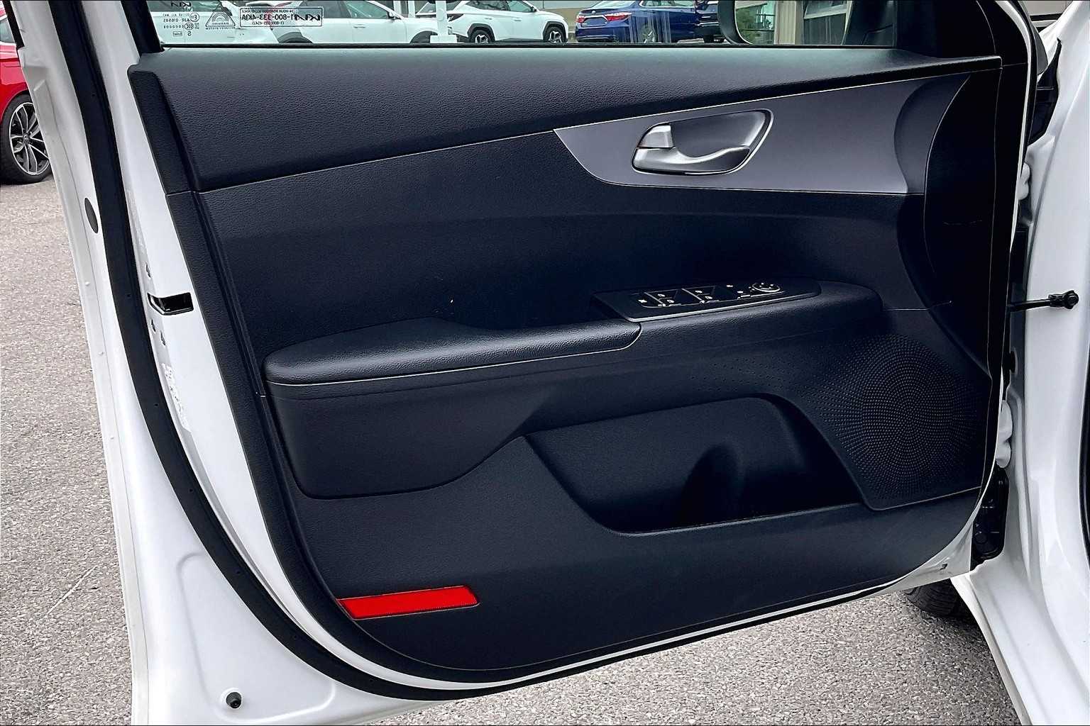 2022 Kia Forte LXS - Photo 9