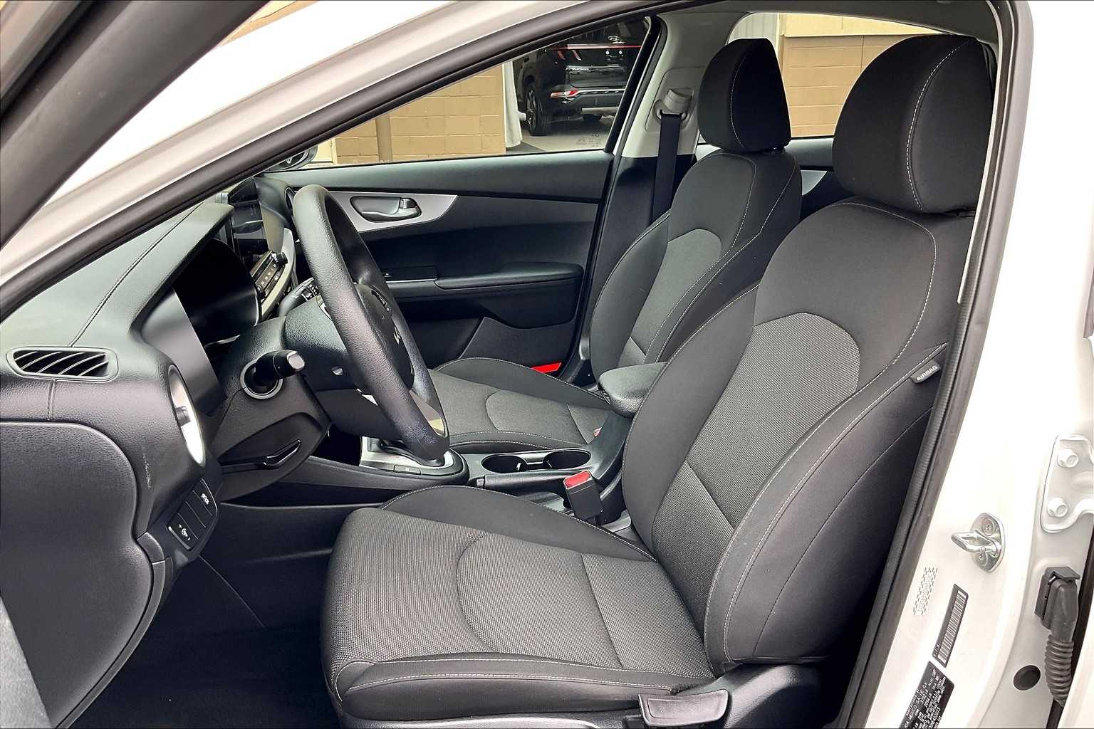 2022 Kia Forte LXS - Photo 10