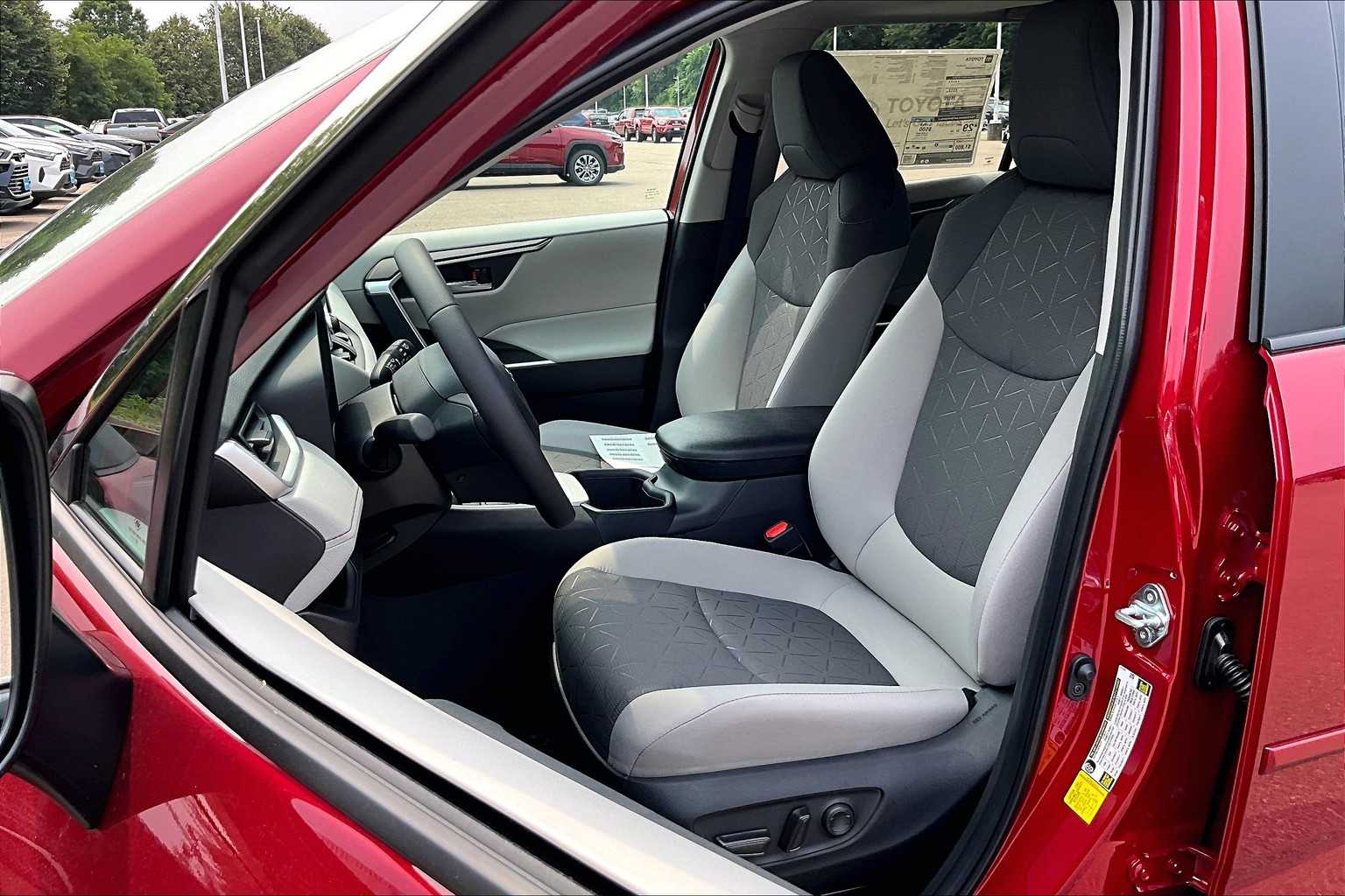 2025 Toyota RAV4 XLE - Photo 11