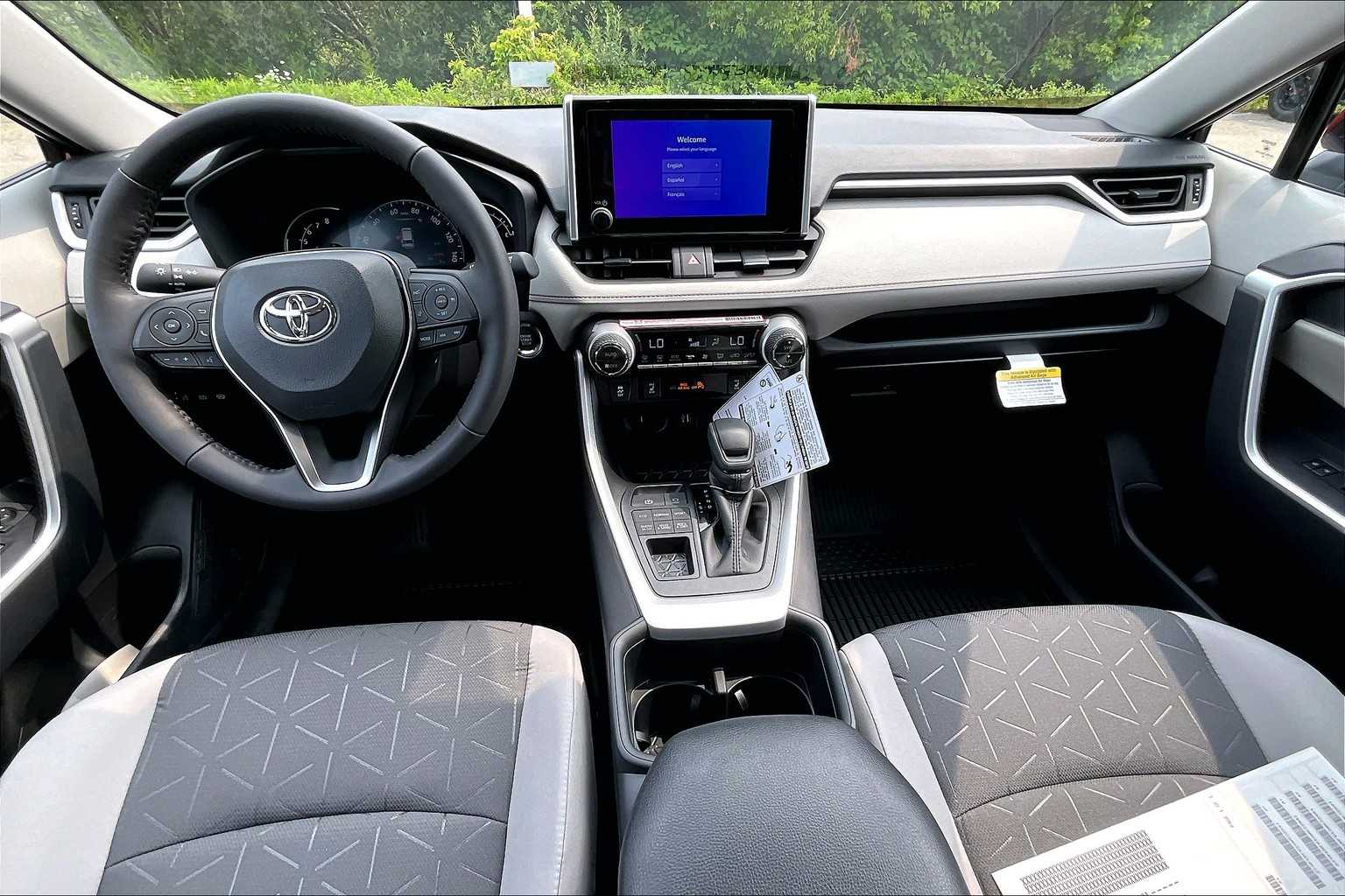 2025 Toyota RAV4 XLE - Photo 12