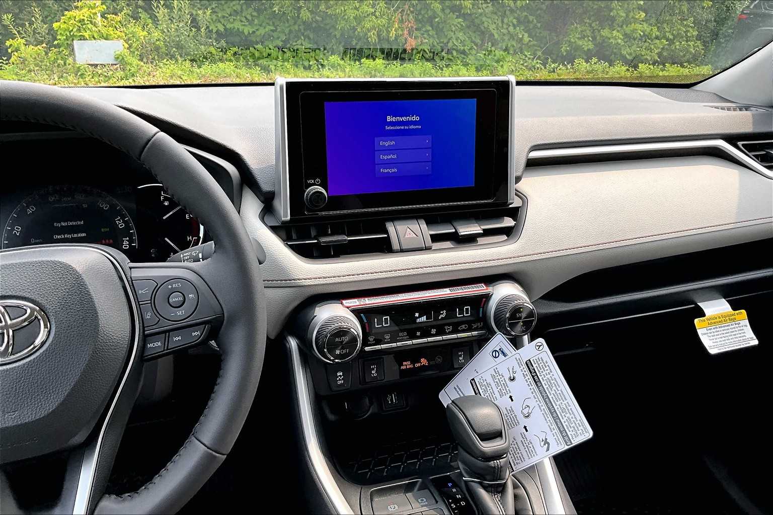 2025 Toyota RAV4 XLE - Photo 13