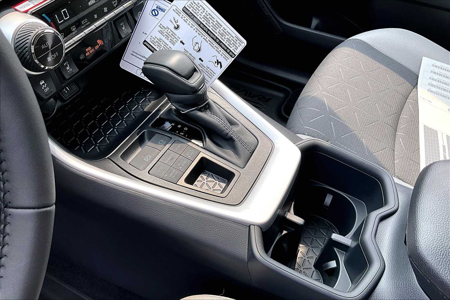 2025 Toyota RAV4 XLE - Photo 14