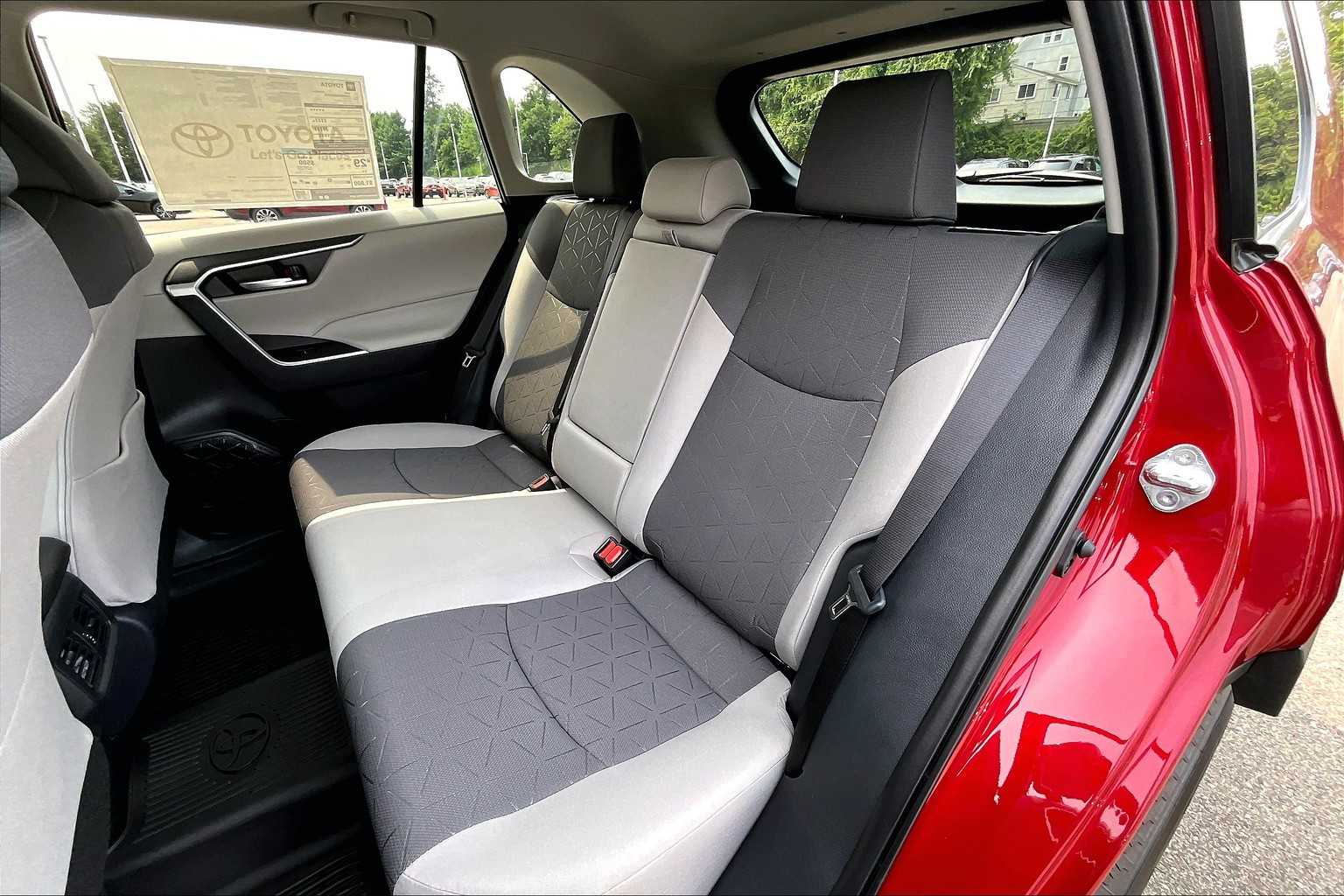 2025 Toyota RAV4 XLE - Photo 15