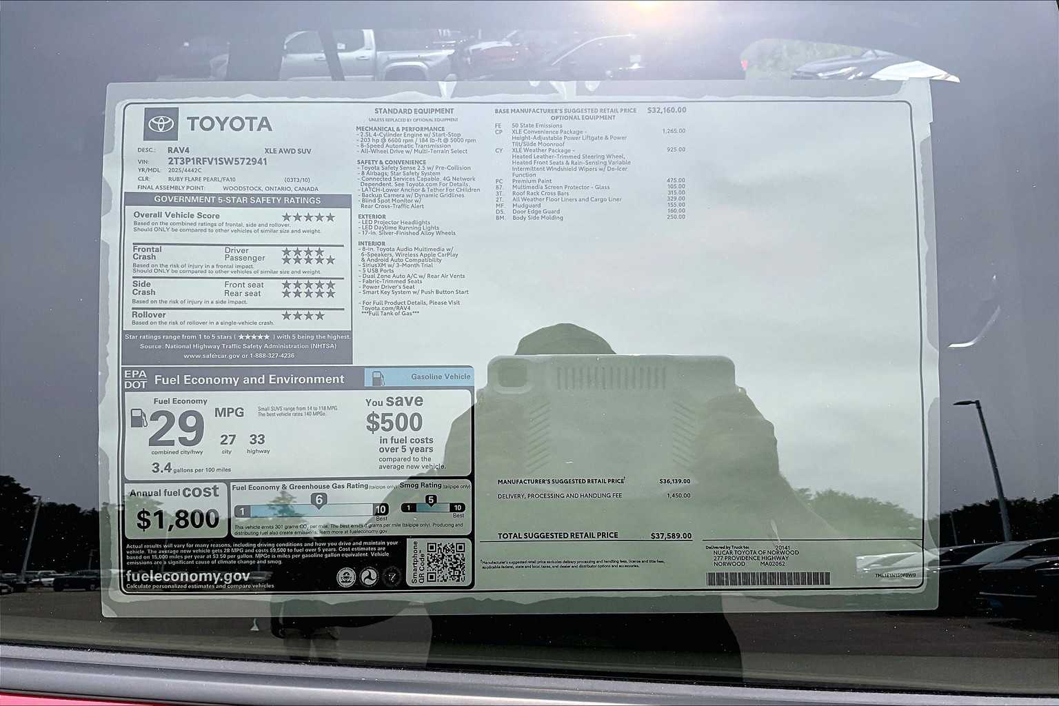 2025 Toyota RAV4 XLE - Photo 18
