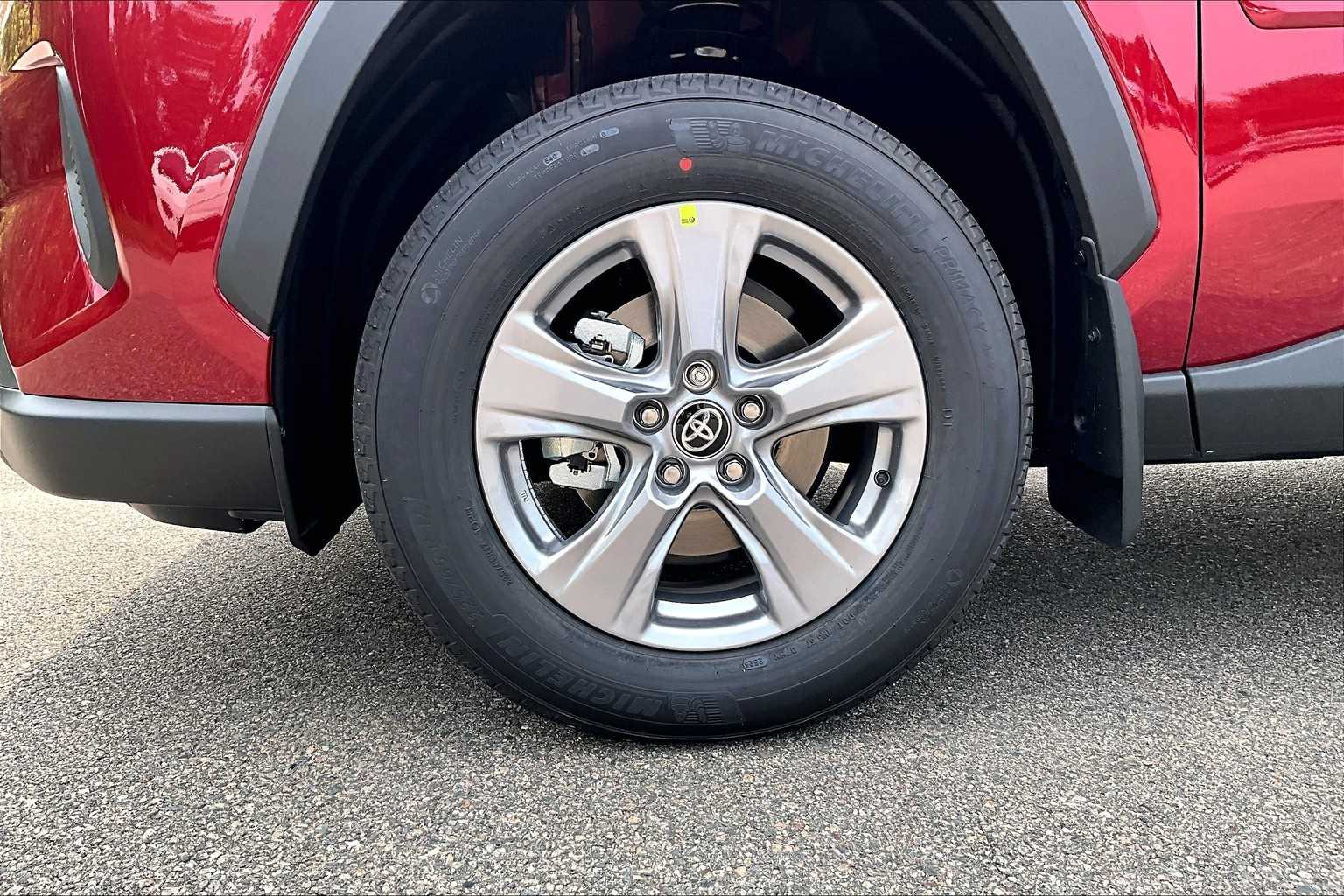 2025 Toyota RAV4 XLE - Photo 8