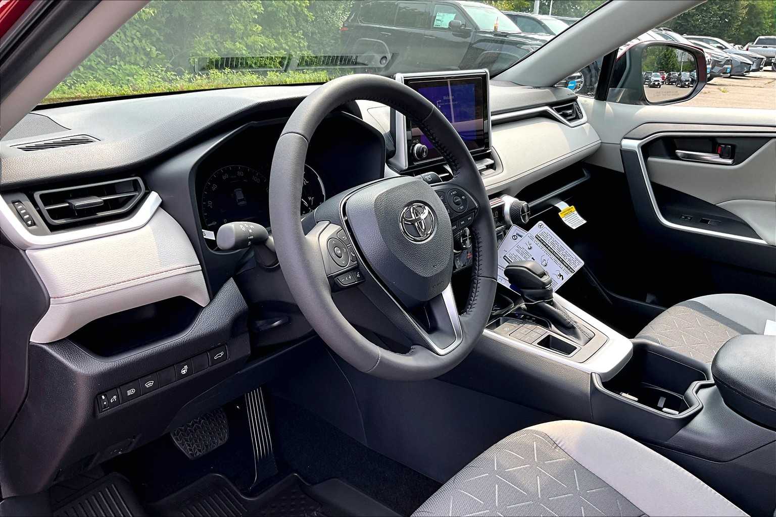 2025 Toyota RAV4 XLE - Photo 9