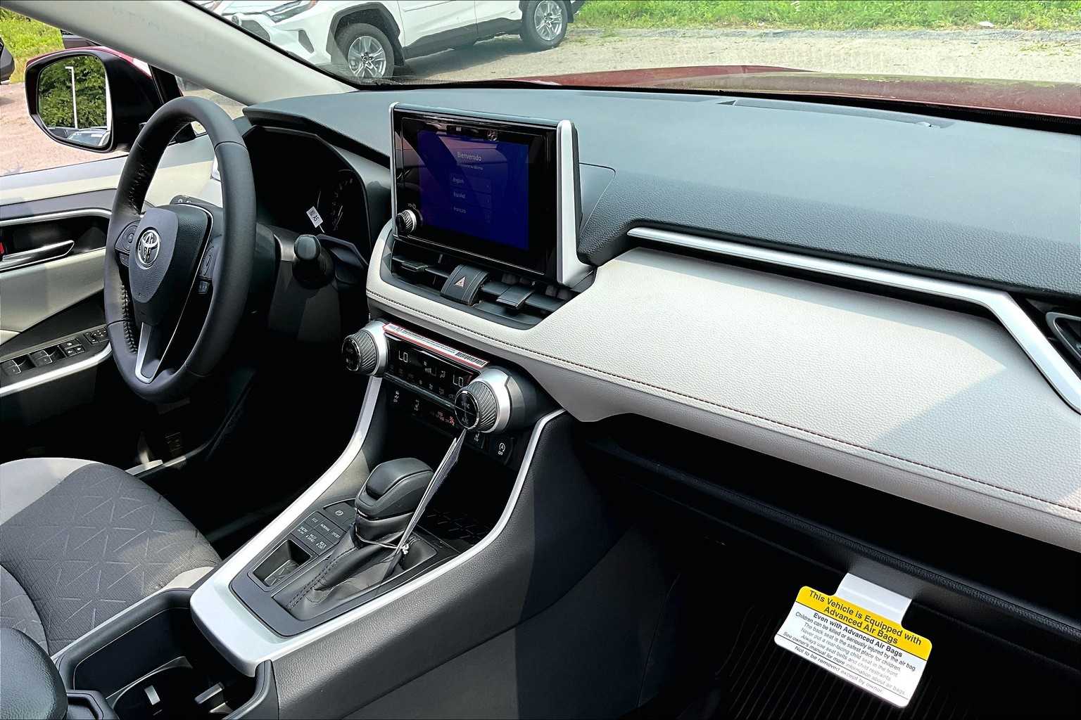 2025 Toyota RAV4 XLE - Photo 10