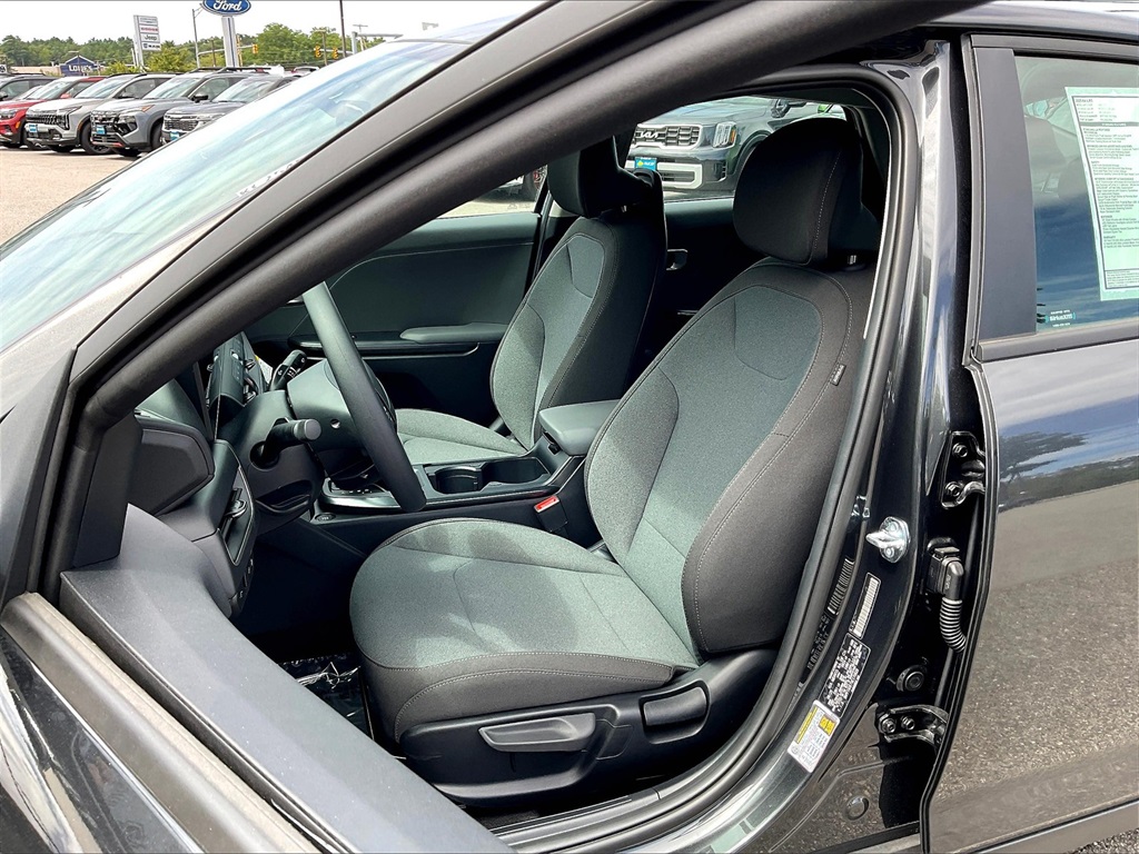 2025 Kia K4 LXS - Photo 11