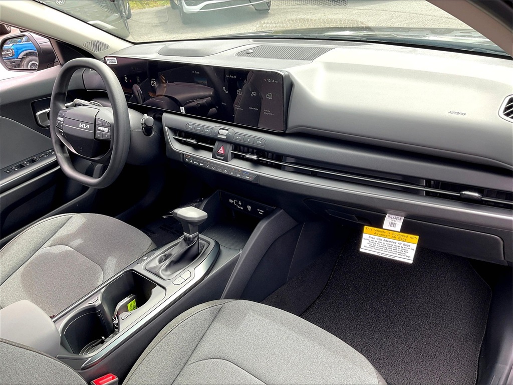 2025 Kia K4 LXS - Photo 10