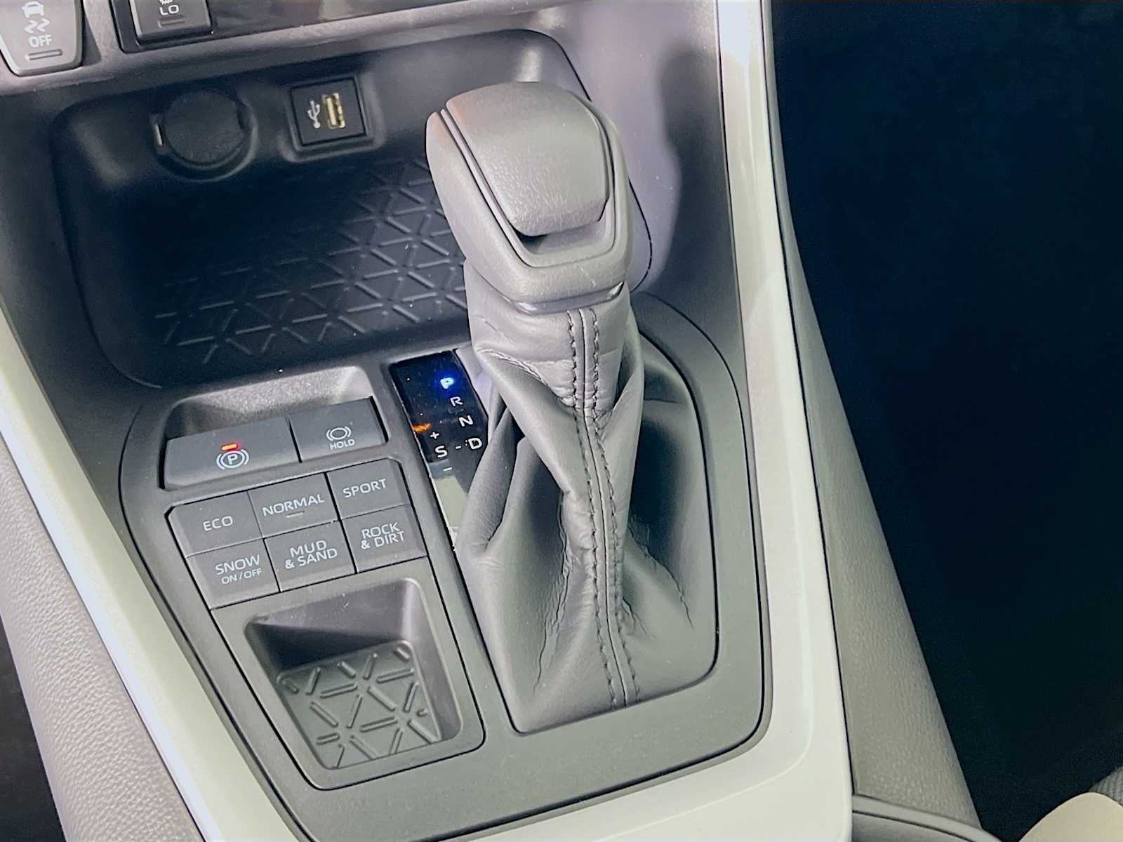 2025 Toyota RAV4 XLE - Photo 11