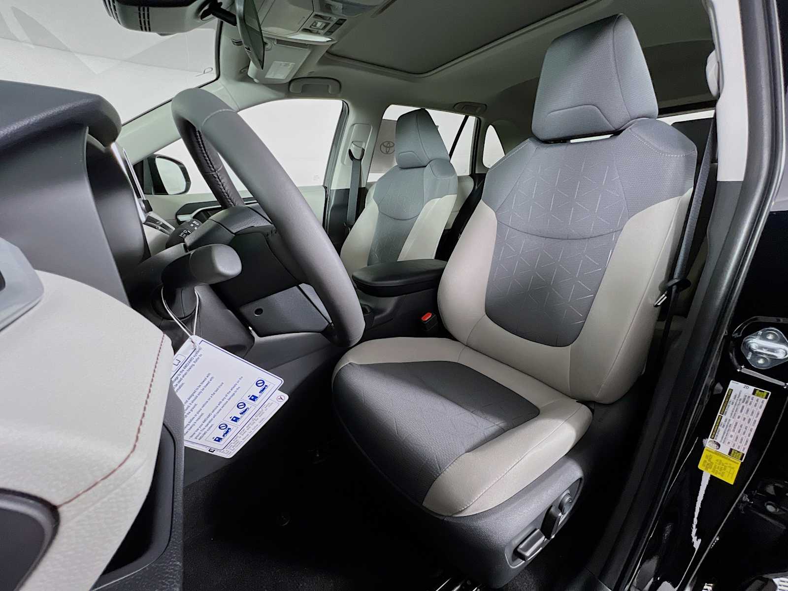 2025 Toyota RAV4 XLE - Photo 12