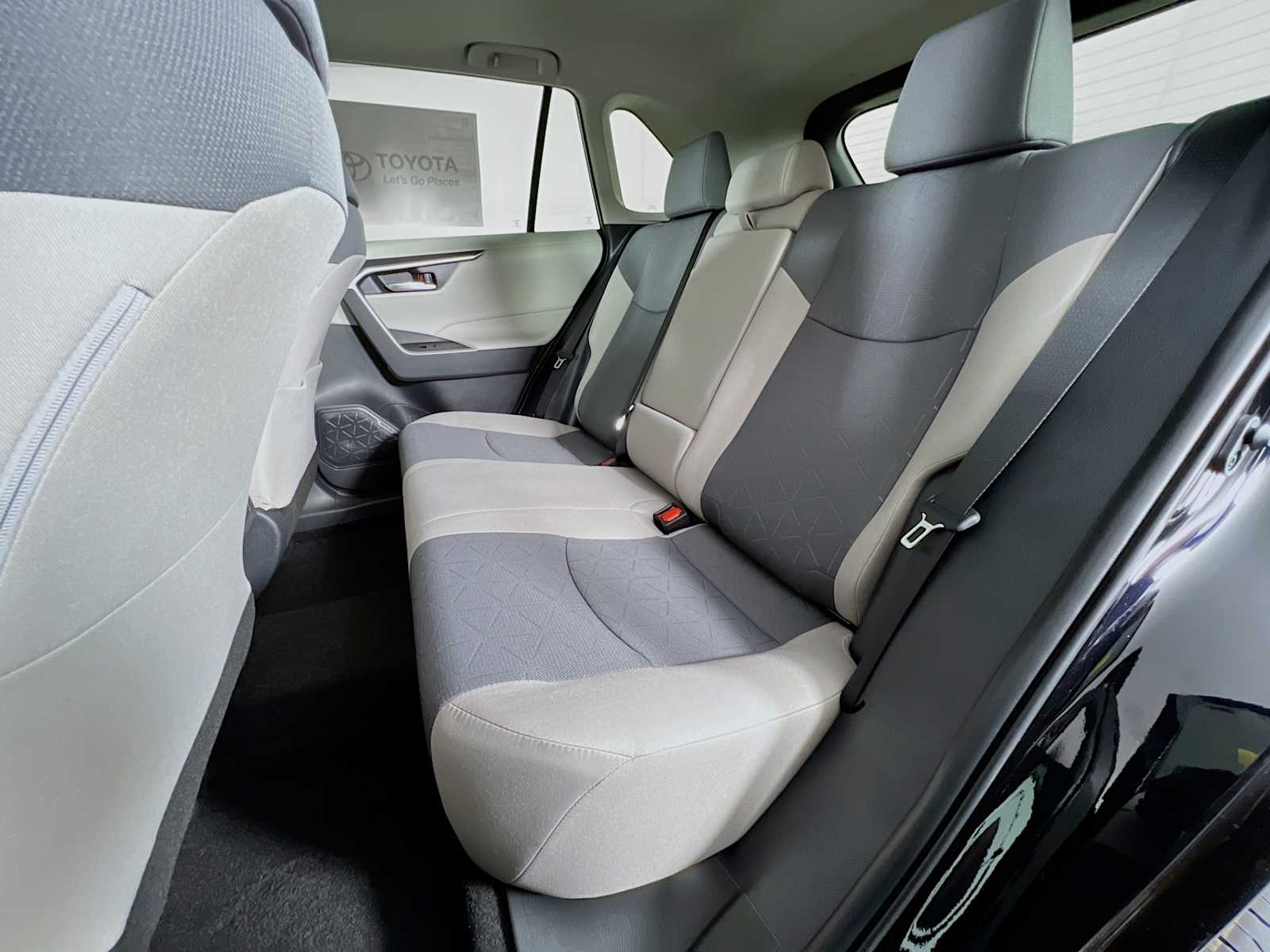 2025 Toyota RAV4 XLE - Photo 13