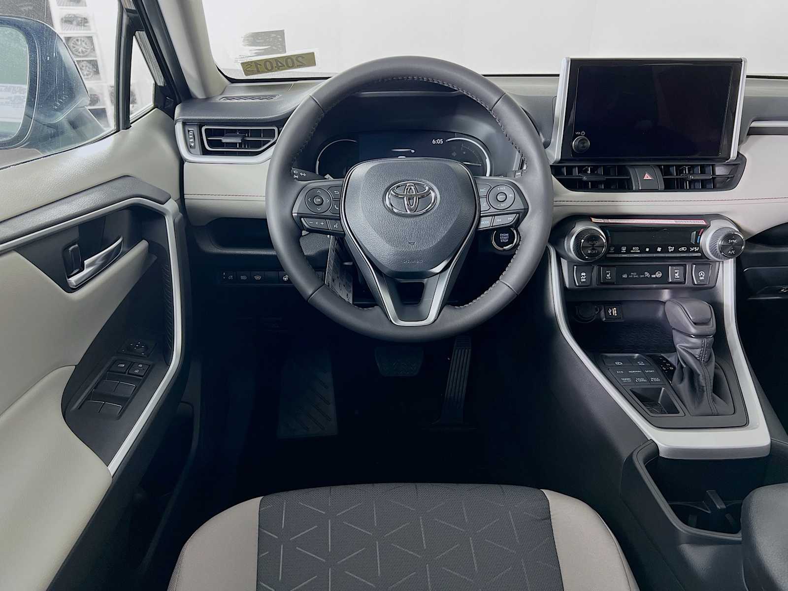 2025 Toyota RAV4 XLE - Photo 15
