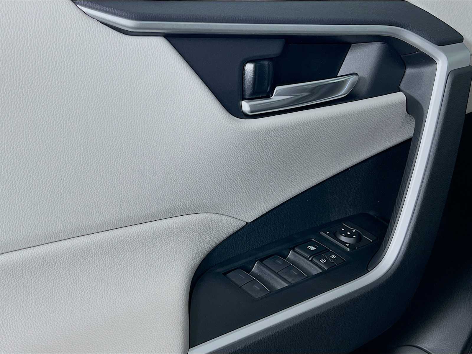 2025 Toyota RAV4 XLE - Photo 16