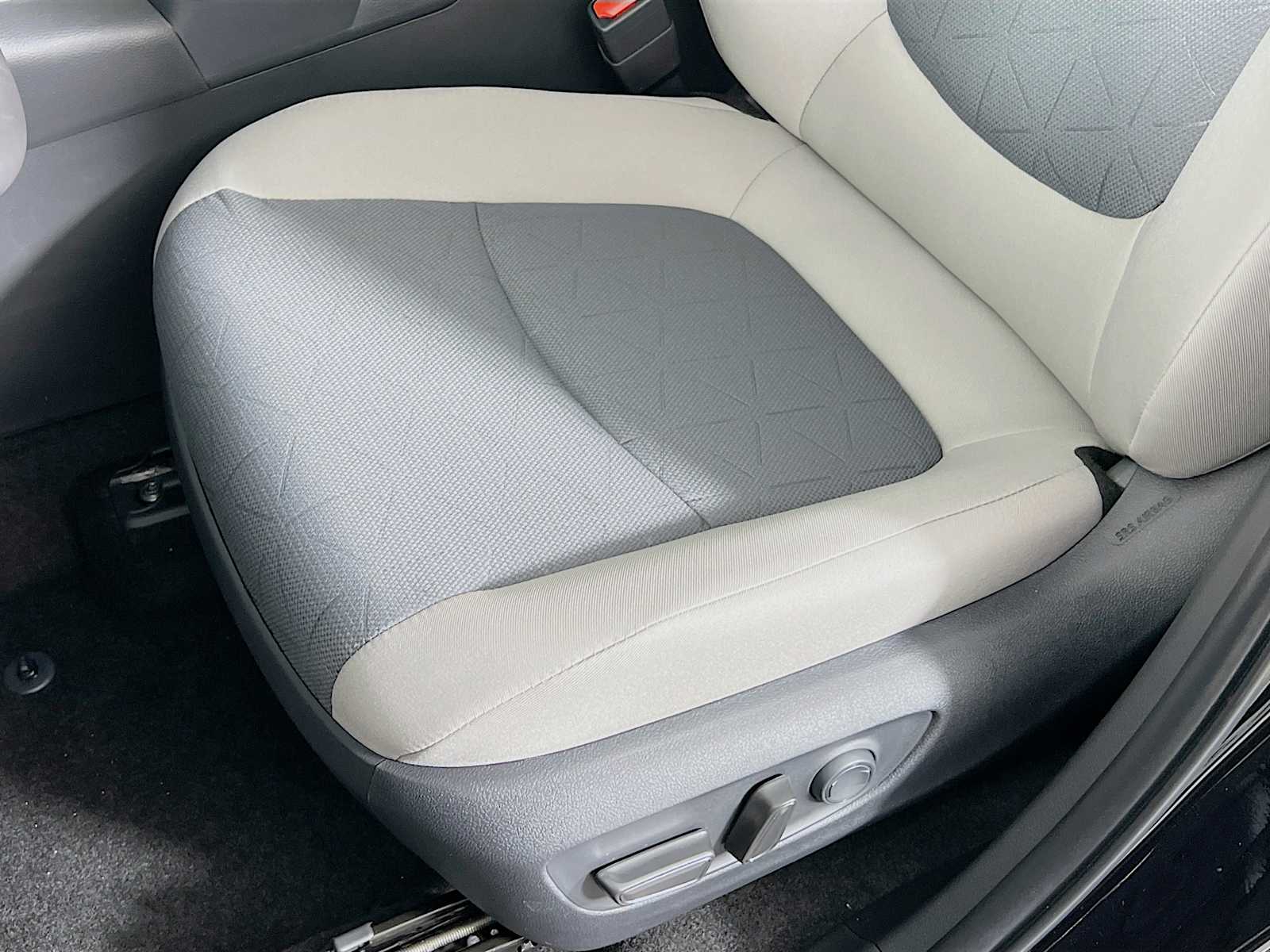 2025 Toyota RAV4 XLE - Photo 17