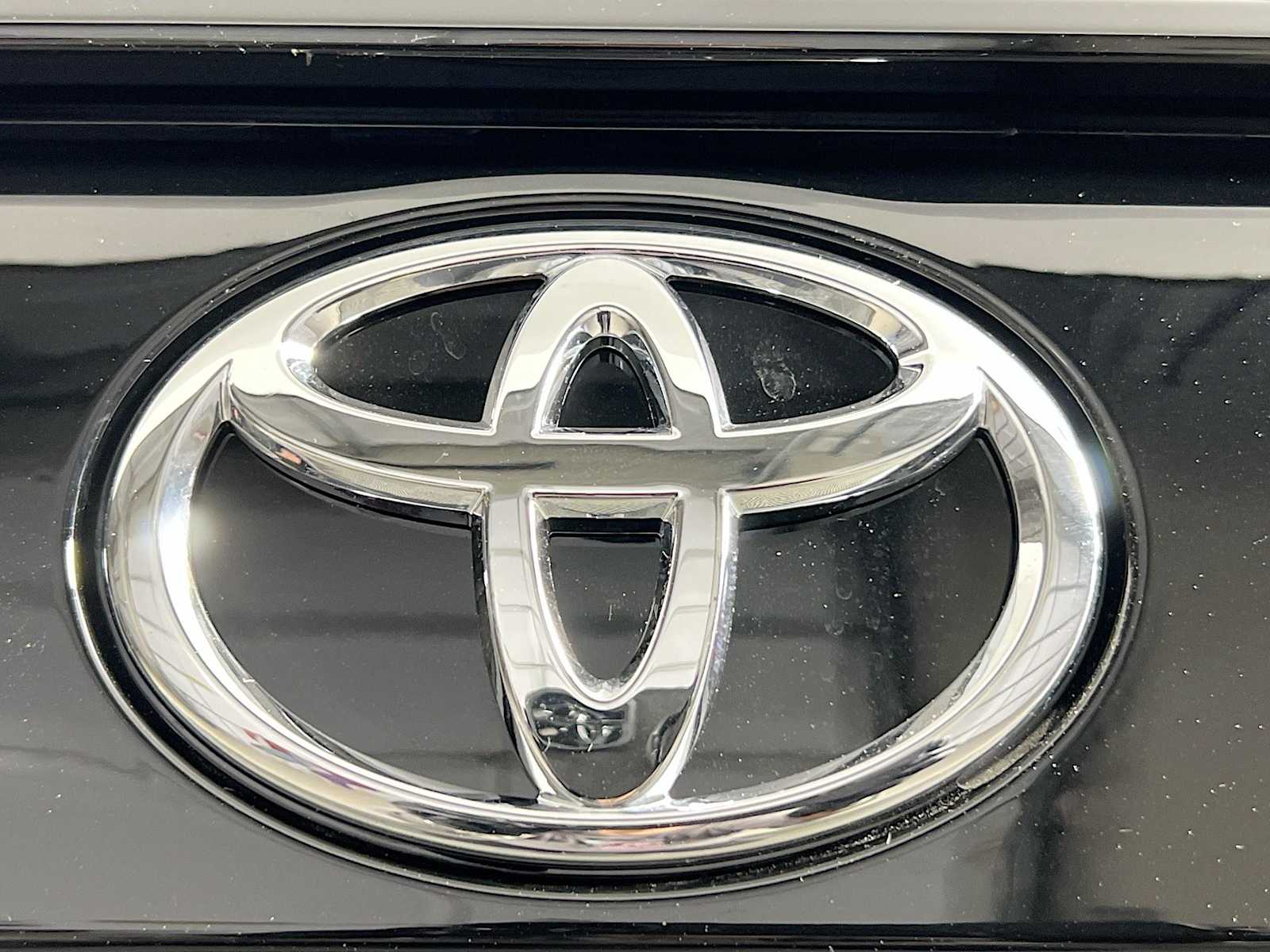 2025 Toyota RAV4 XLE - Photo 18