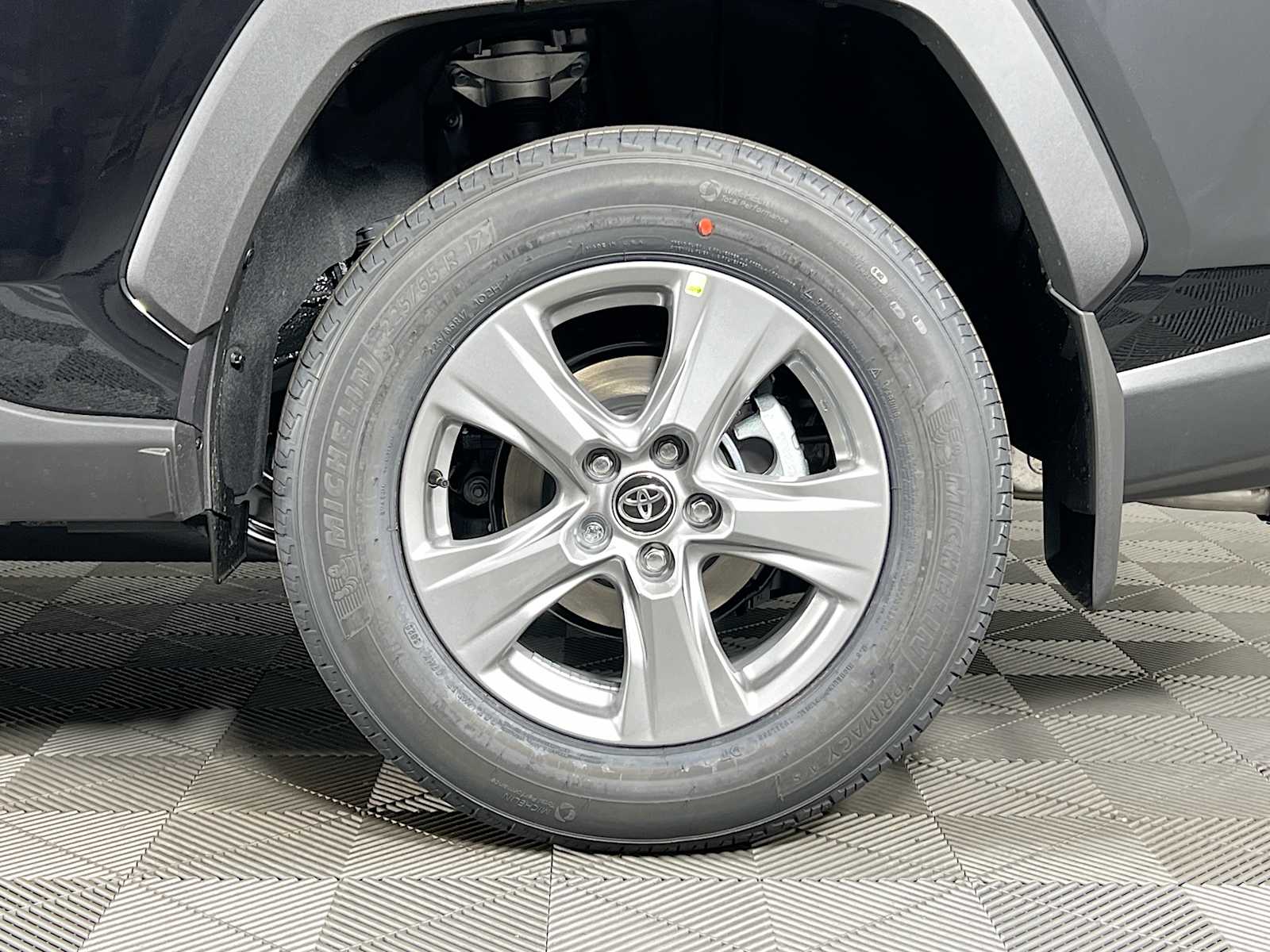 2025 Toyota RAV4 XLE - Photo 19