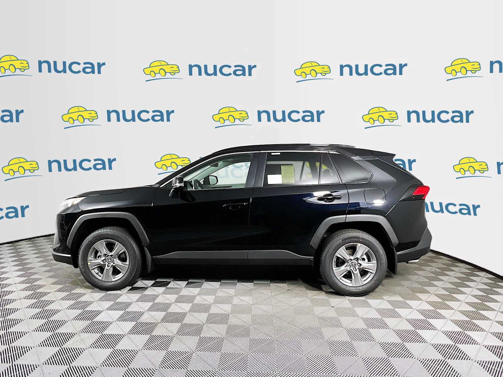 2025 Toyota RAV4 XLE - Photo 3