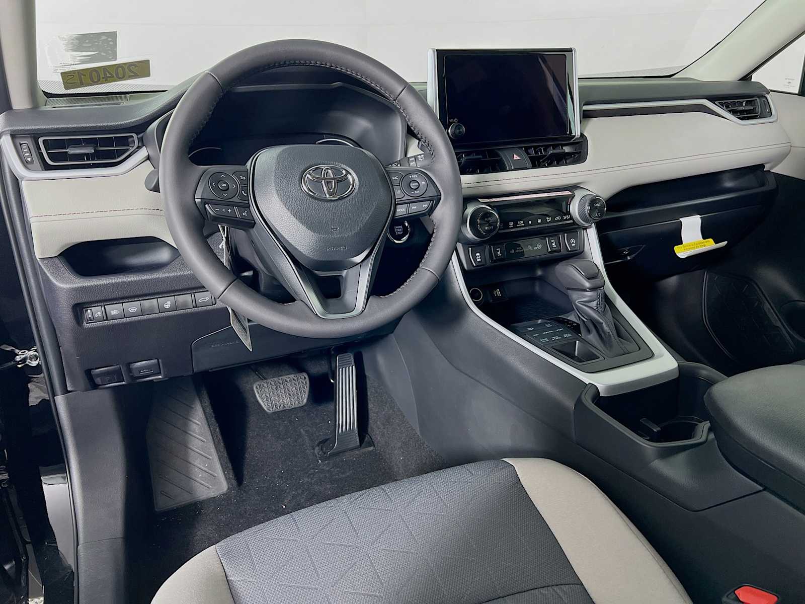 2025 Toyota RAV4 XLE - Photo 6