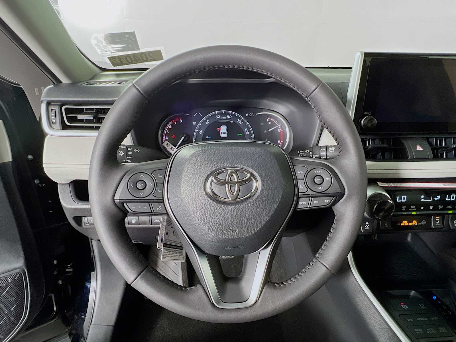 2025 Toyota RAV4 XLE - Photo 7