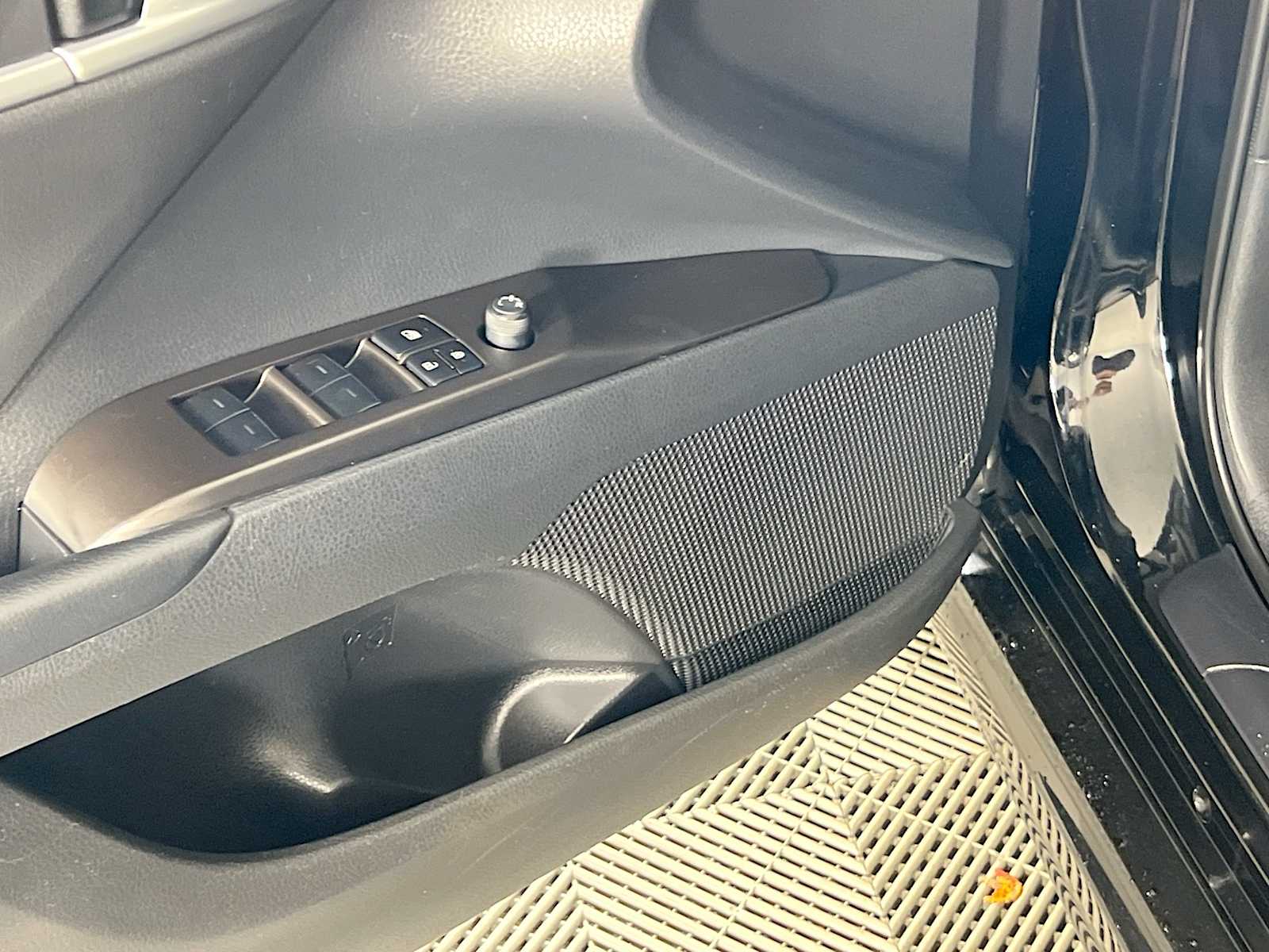 2023 Toyota Camry SE - Photo 18