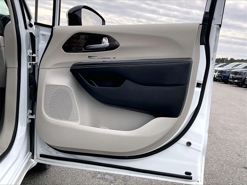 2023 Chrysler Pacifica Limited - Photo 11
