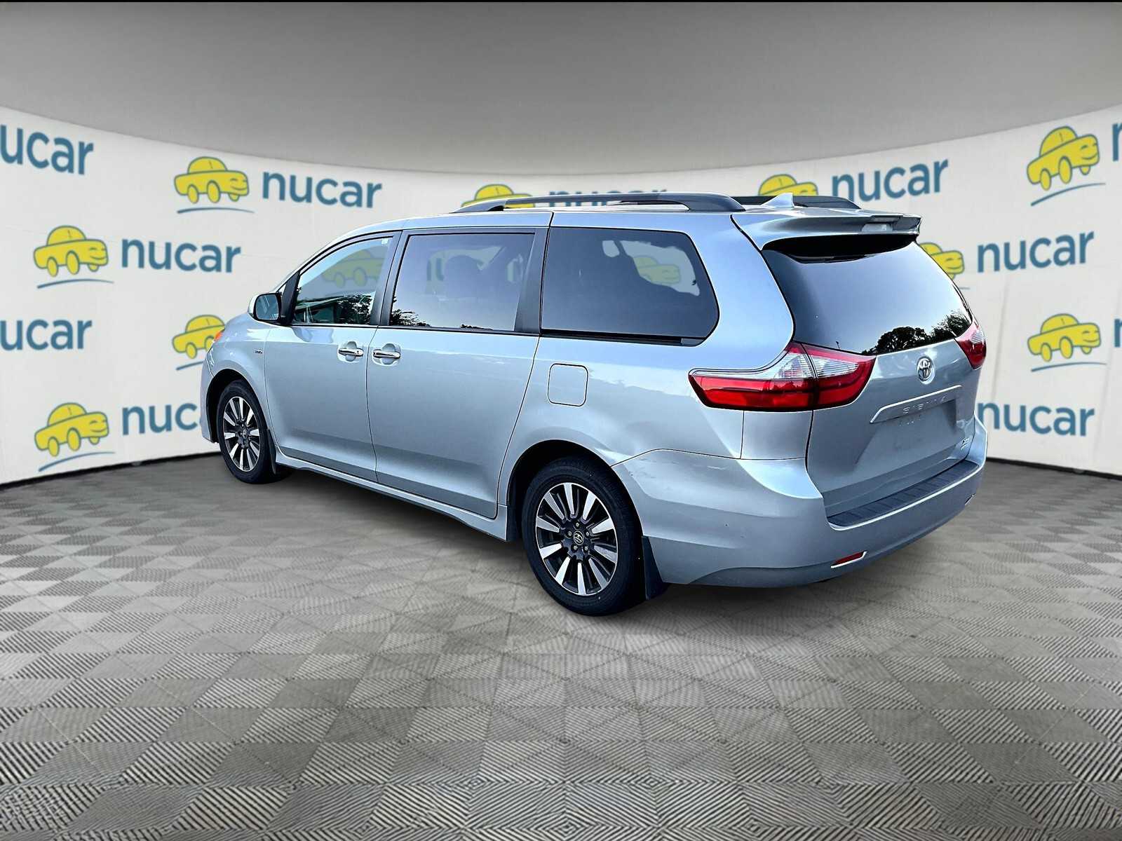 2020 Toyota Sienna XLE - Photo 3