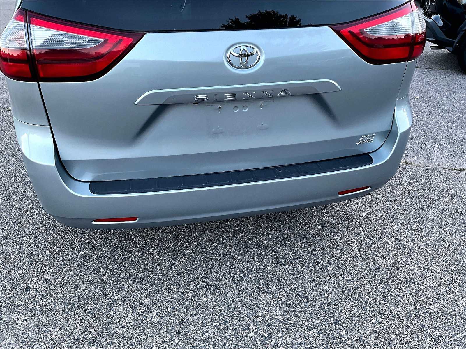 2020 Toyota Sienna XLE - Photo 7