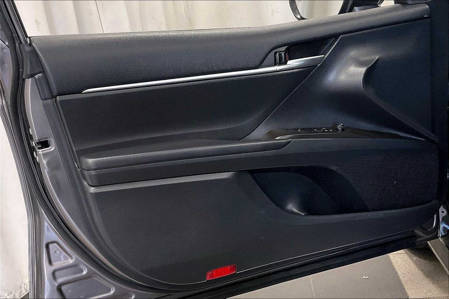 2021 Toyota Camry LE - Photo 9