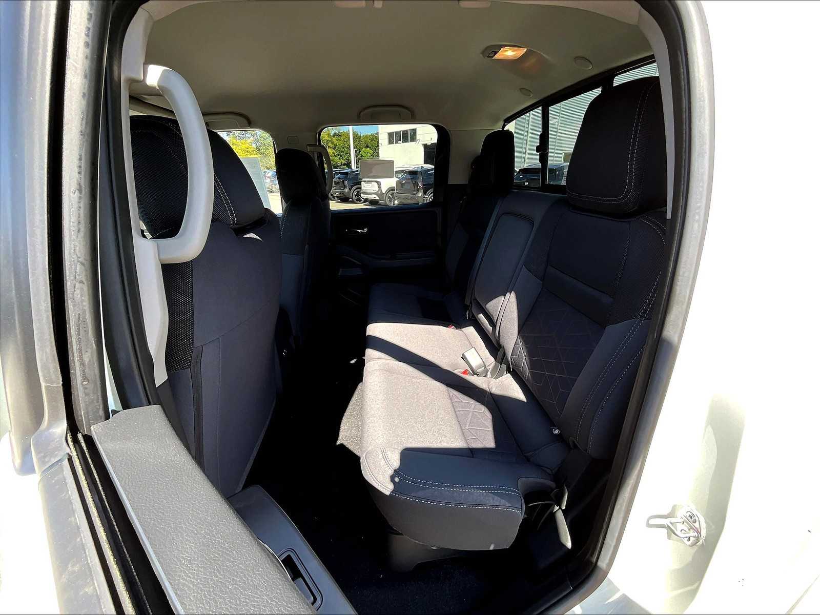2025 Nissan Frontier SV - Photo 15