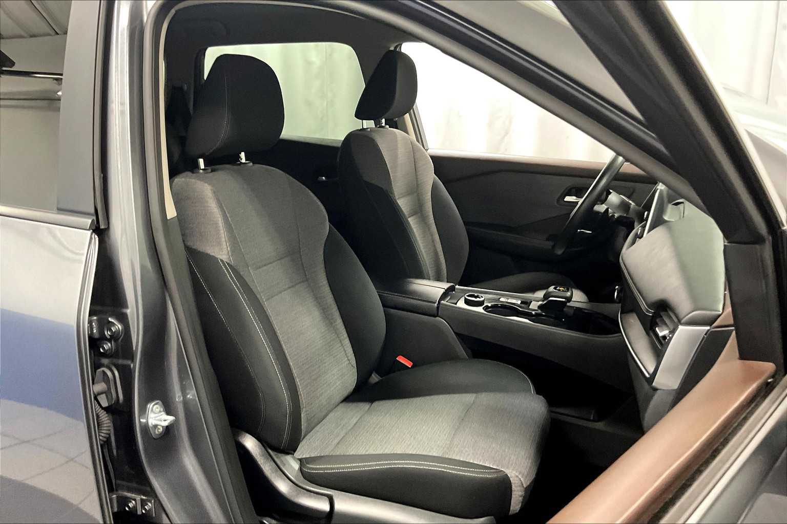 2023 Nissan Rogue SV - Photo 11