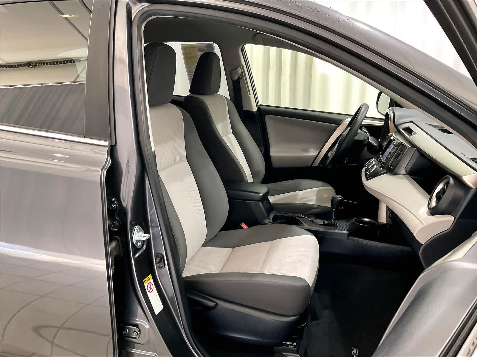 2015 Toyota RAV4 LE - Photo 11