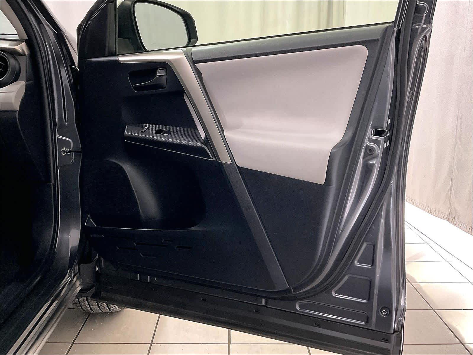 2015 Toyota RAV4 LE - Photo 12