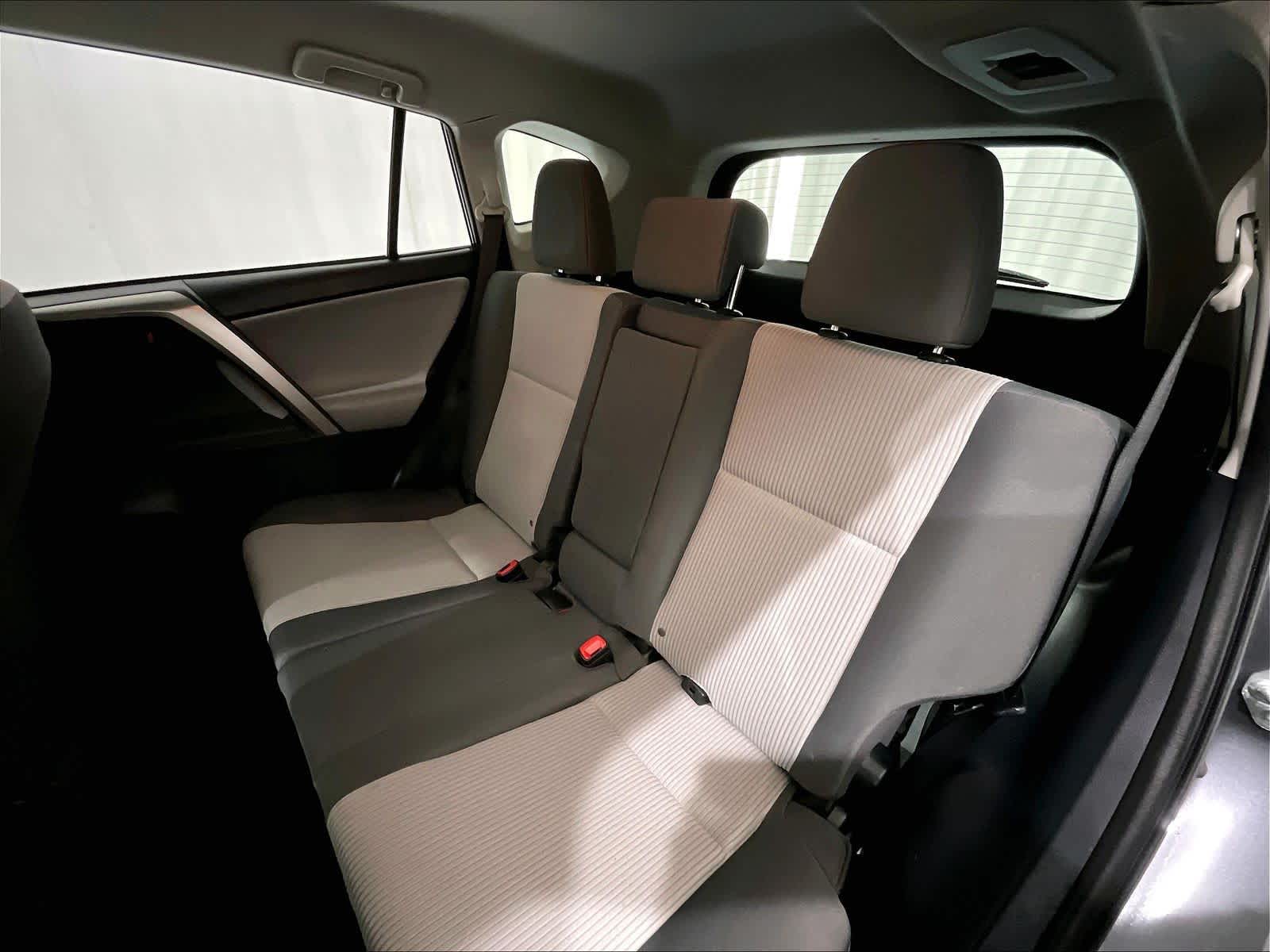 2015 Toyota RAV4 LE - Photo 15