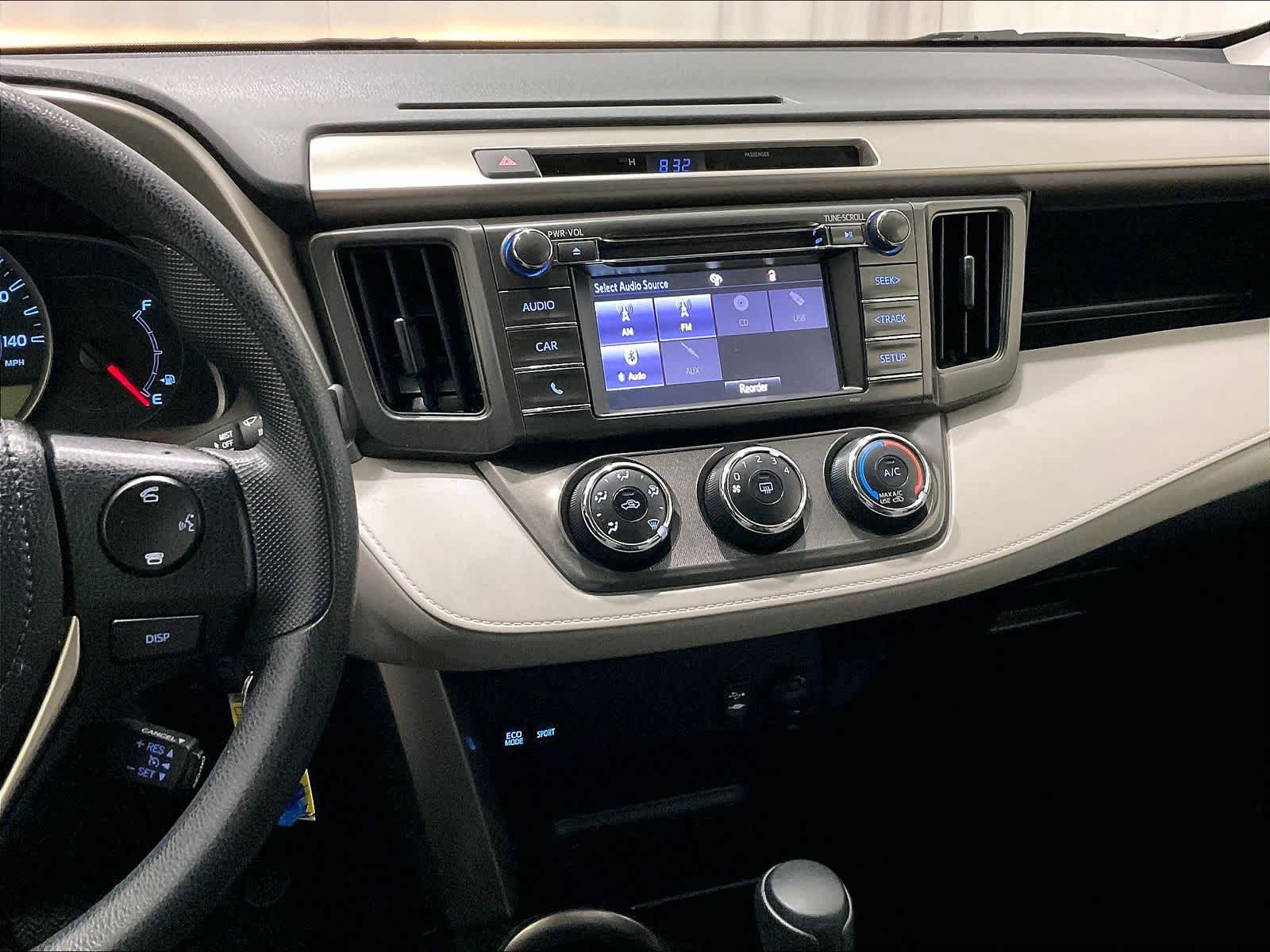 2015 Toyota RAV4 LE - Photo 18