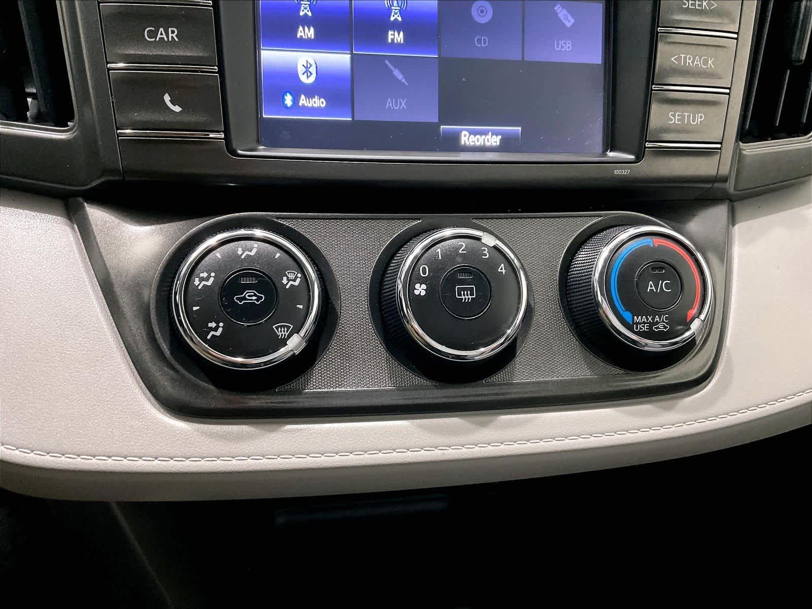 2015 Toyota RAV4 LE - Photo 25