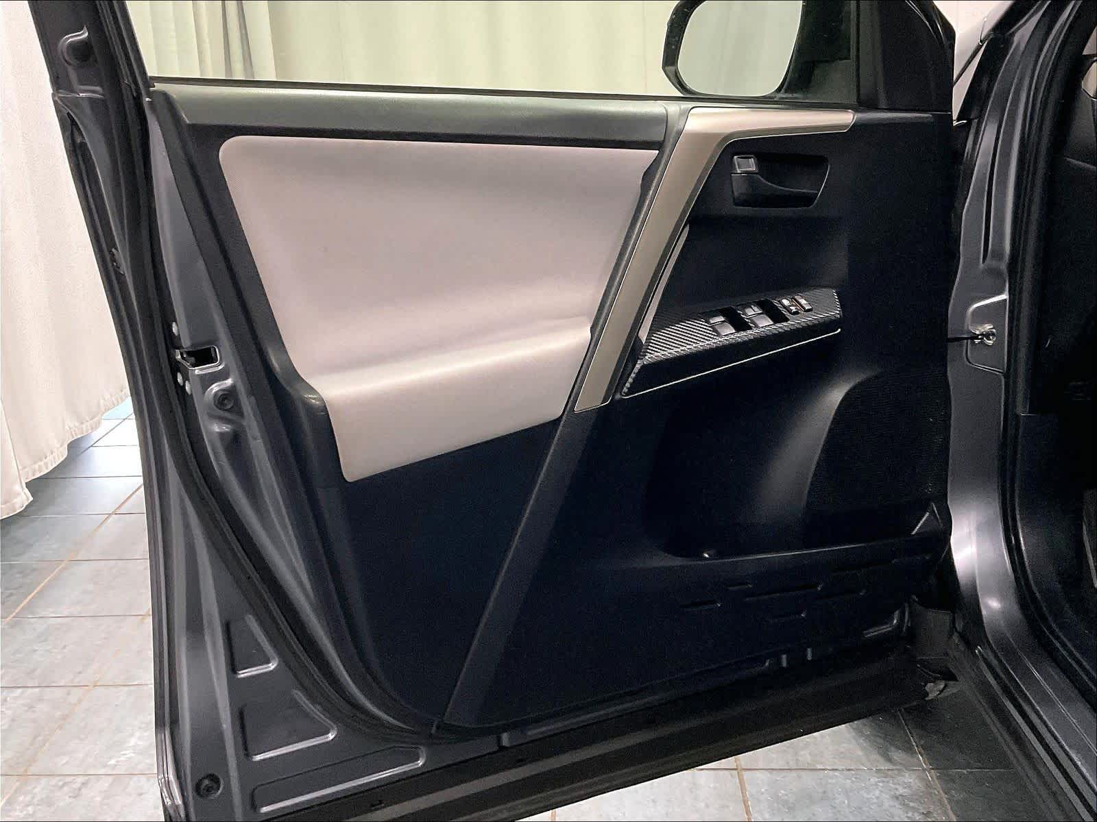 2015 Toyota RAV4 LE - Photo 9