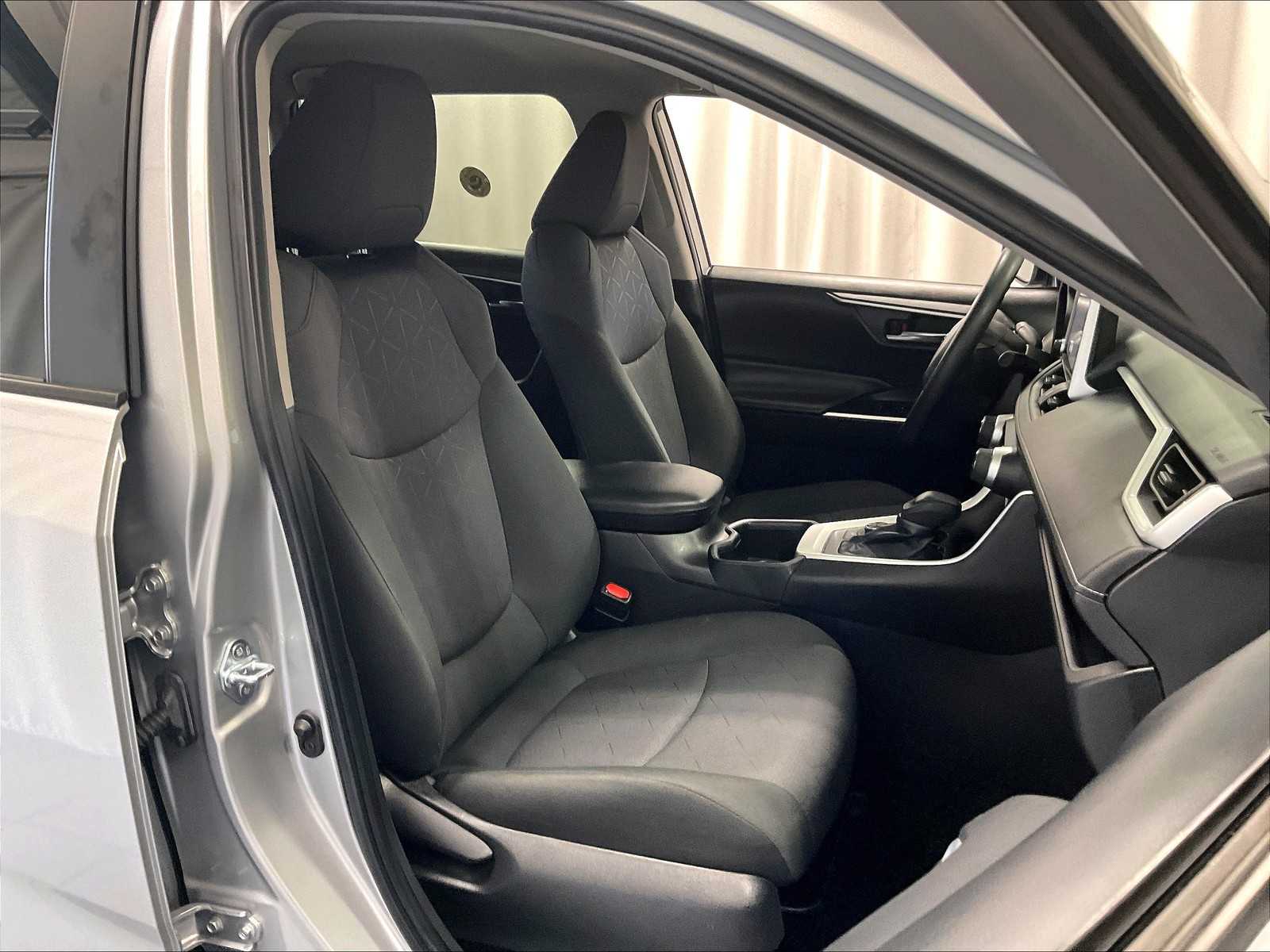 2024 Toyota RAV4 Hybrid XLE - Photo 11