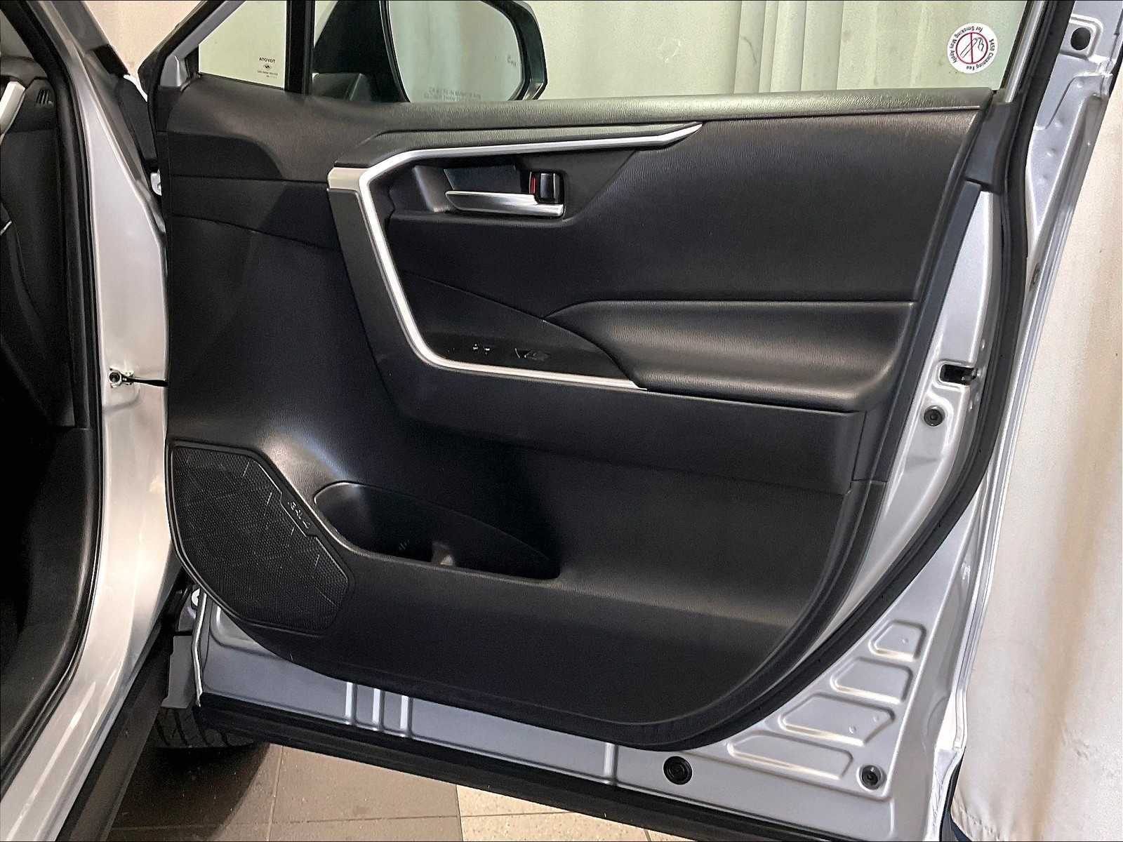 2024 Toyota RAV4 Hybrid XLE - Photo 12