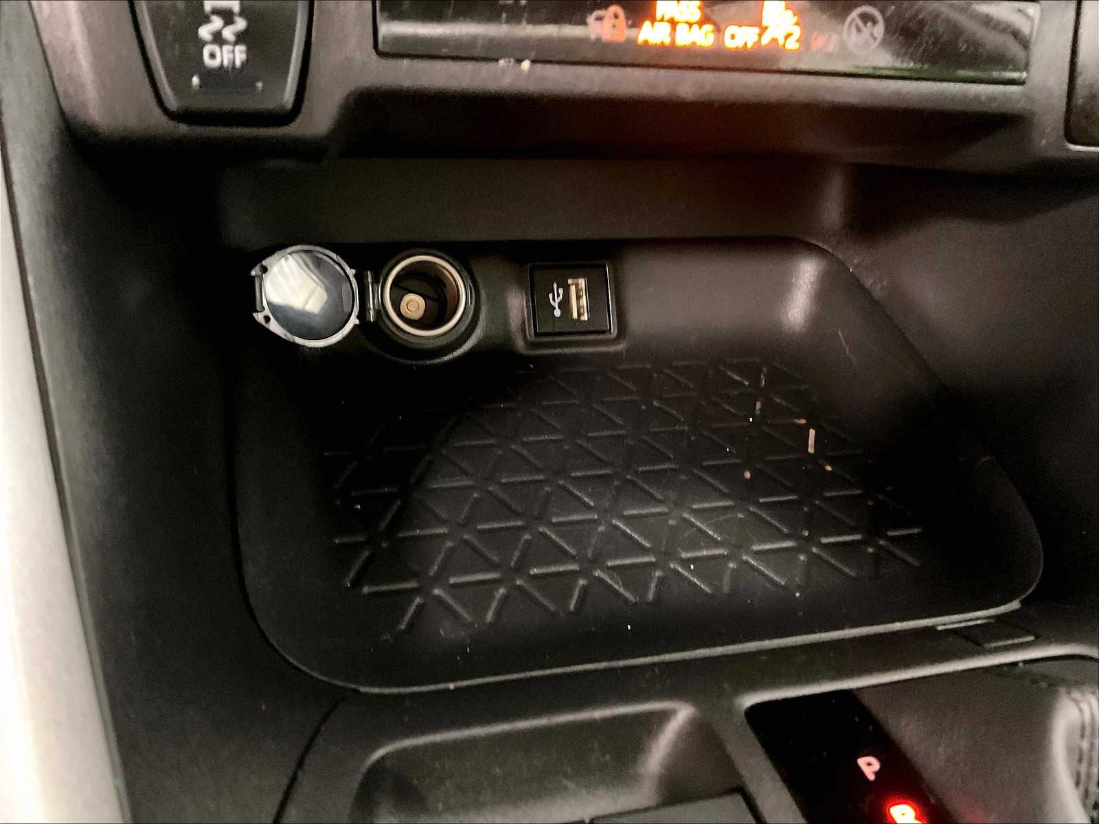 2024 Toyota RAV4 Hybrid XLE - Photo 26