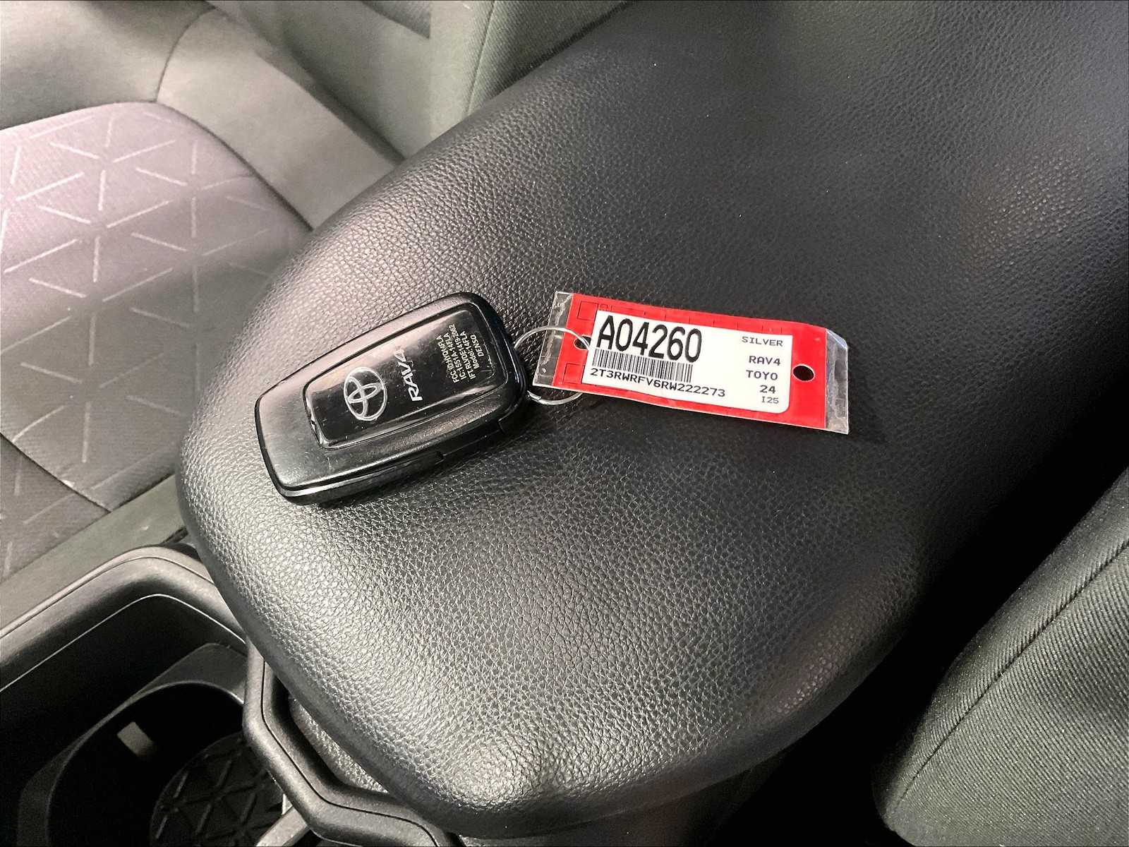 2024 Toyota RAV4 Hybrid XLE - Photo 30