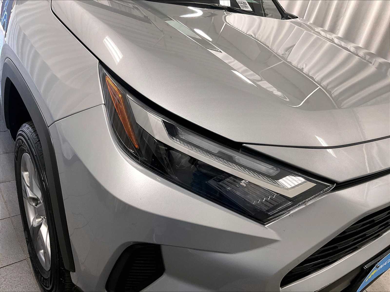 2024 Toyota RAV4 Hybrid XLE - Photo 32