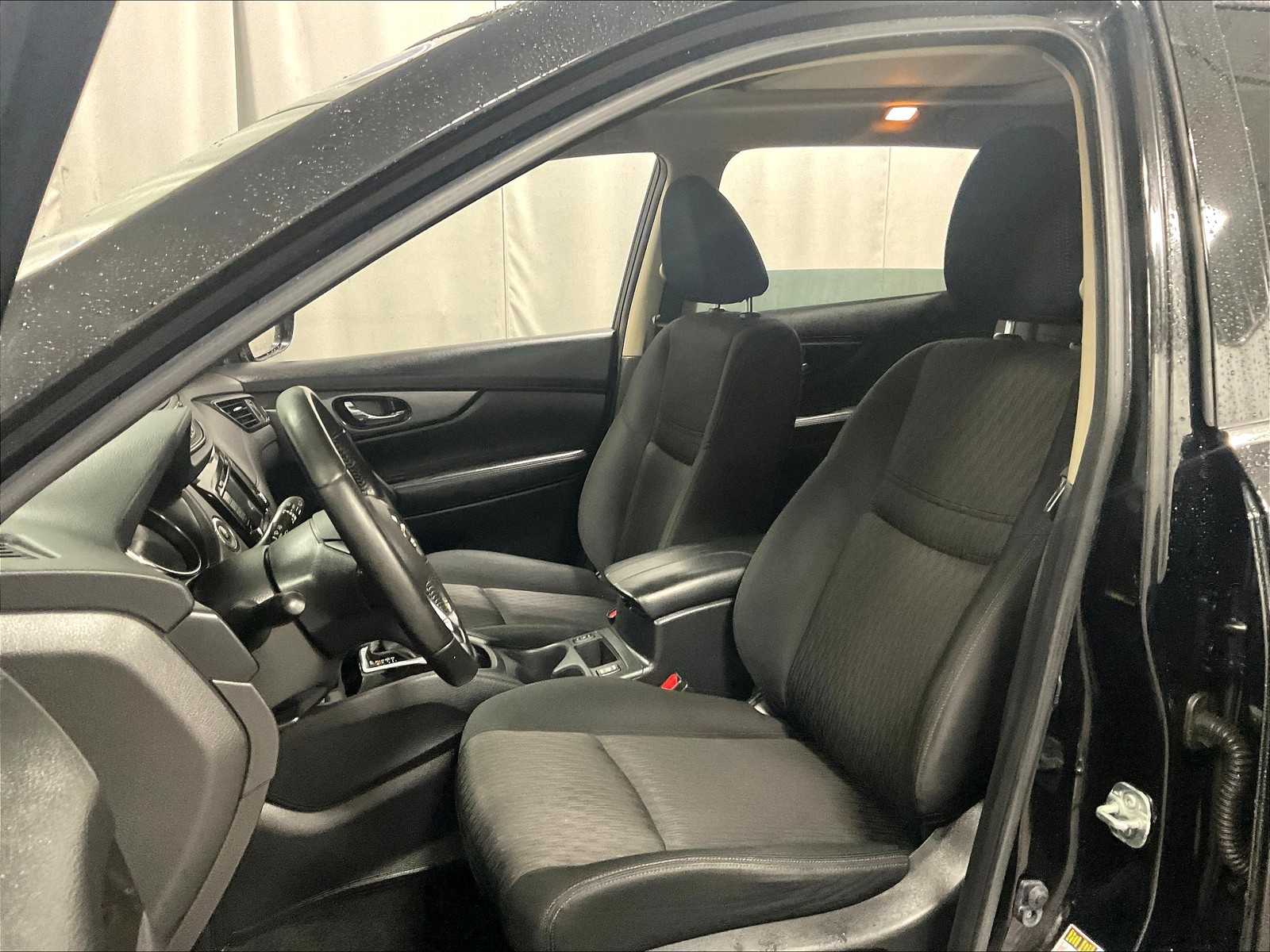 2019 Nissan Rogue SV - Photo 10
