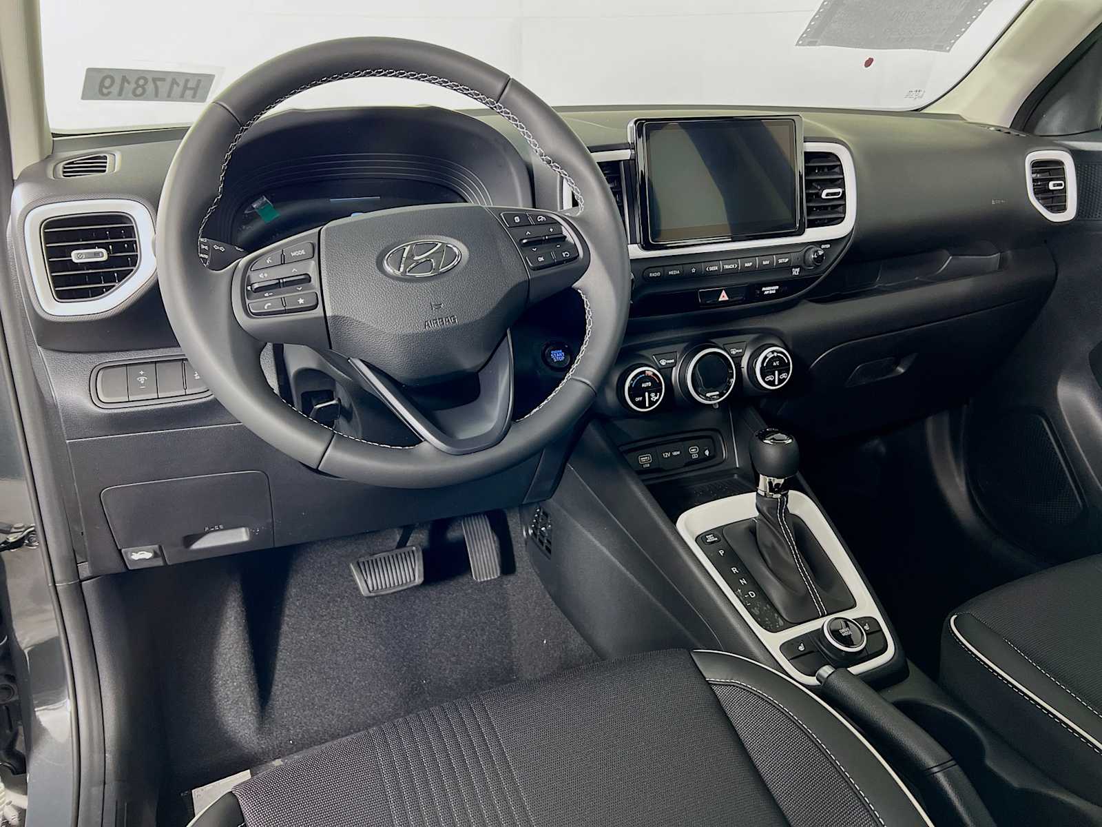 2025 Hyundai Venue Limited - Photo 6