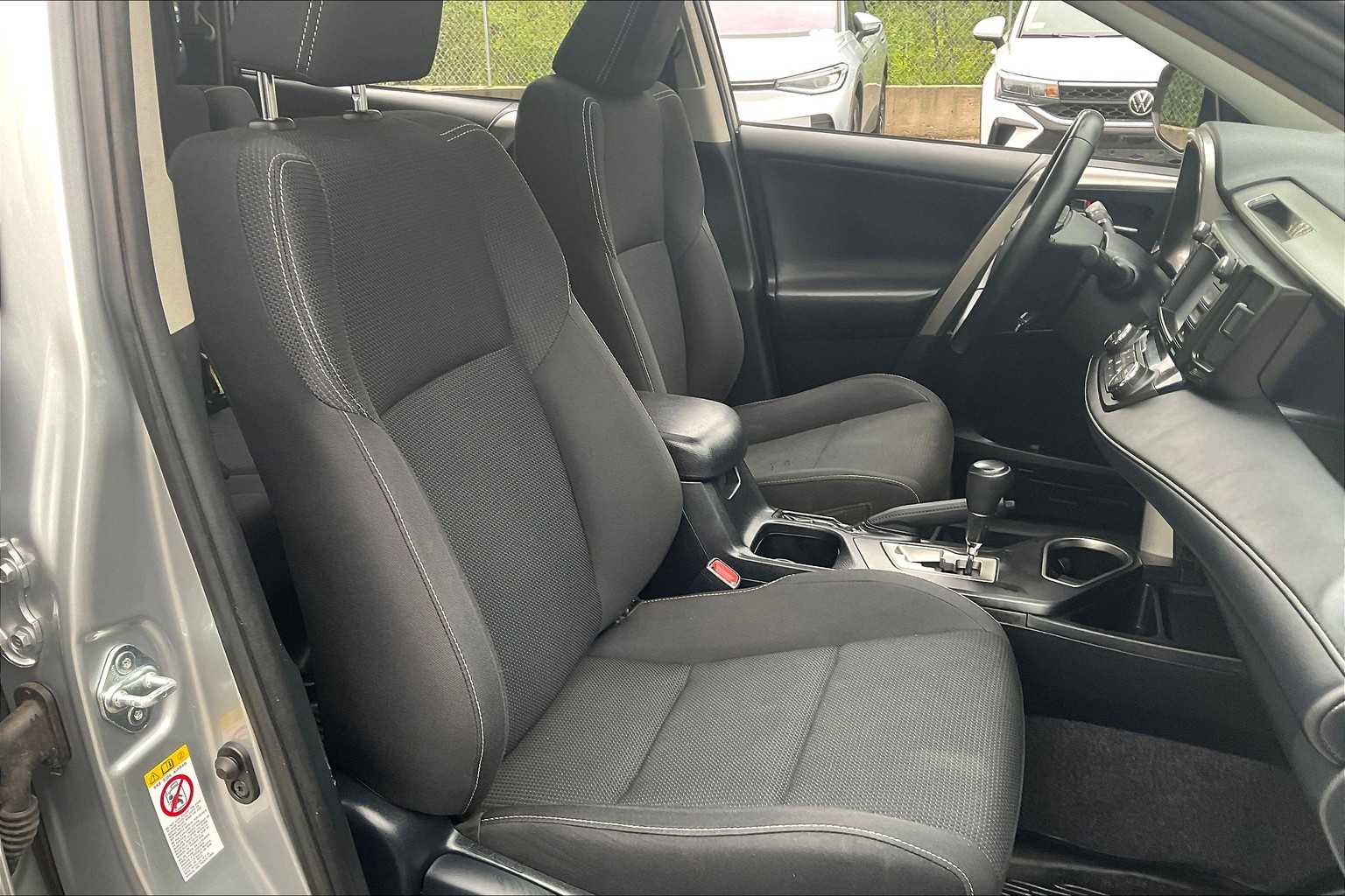 2018 Toyota RAV4 XLE - Photo 11