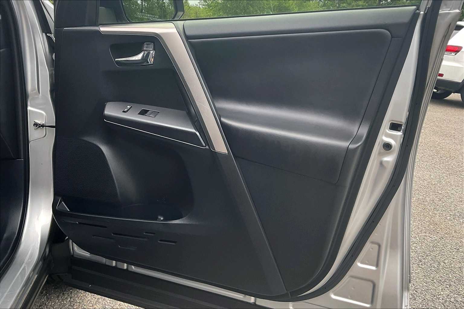 2018 Toyota RAV4 XLE - Photo 12