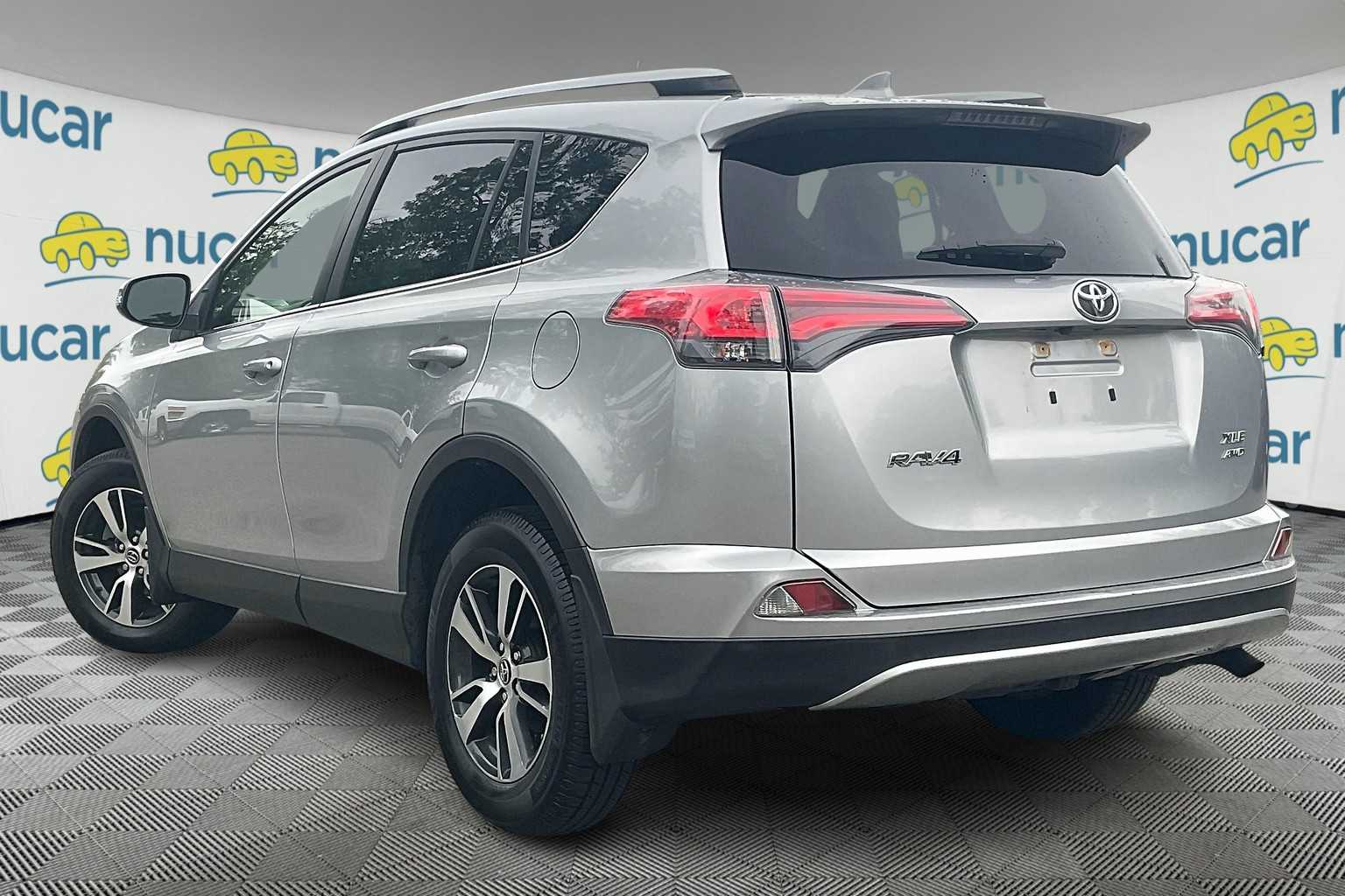 2018 Toyota RAV4 XLE - Photo 4