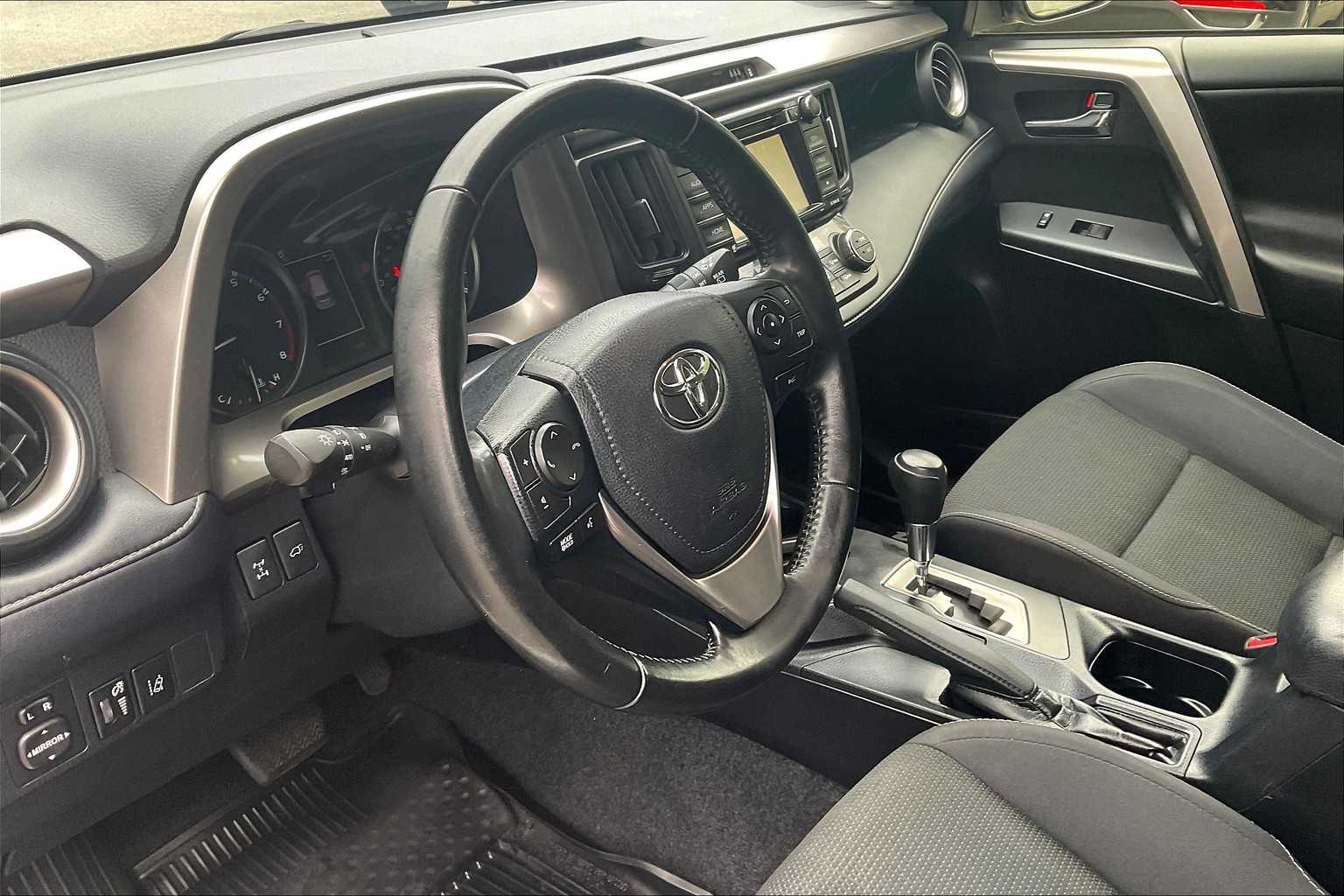 2018 Toyota RAV4 XLE - Photo 8