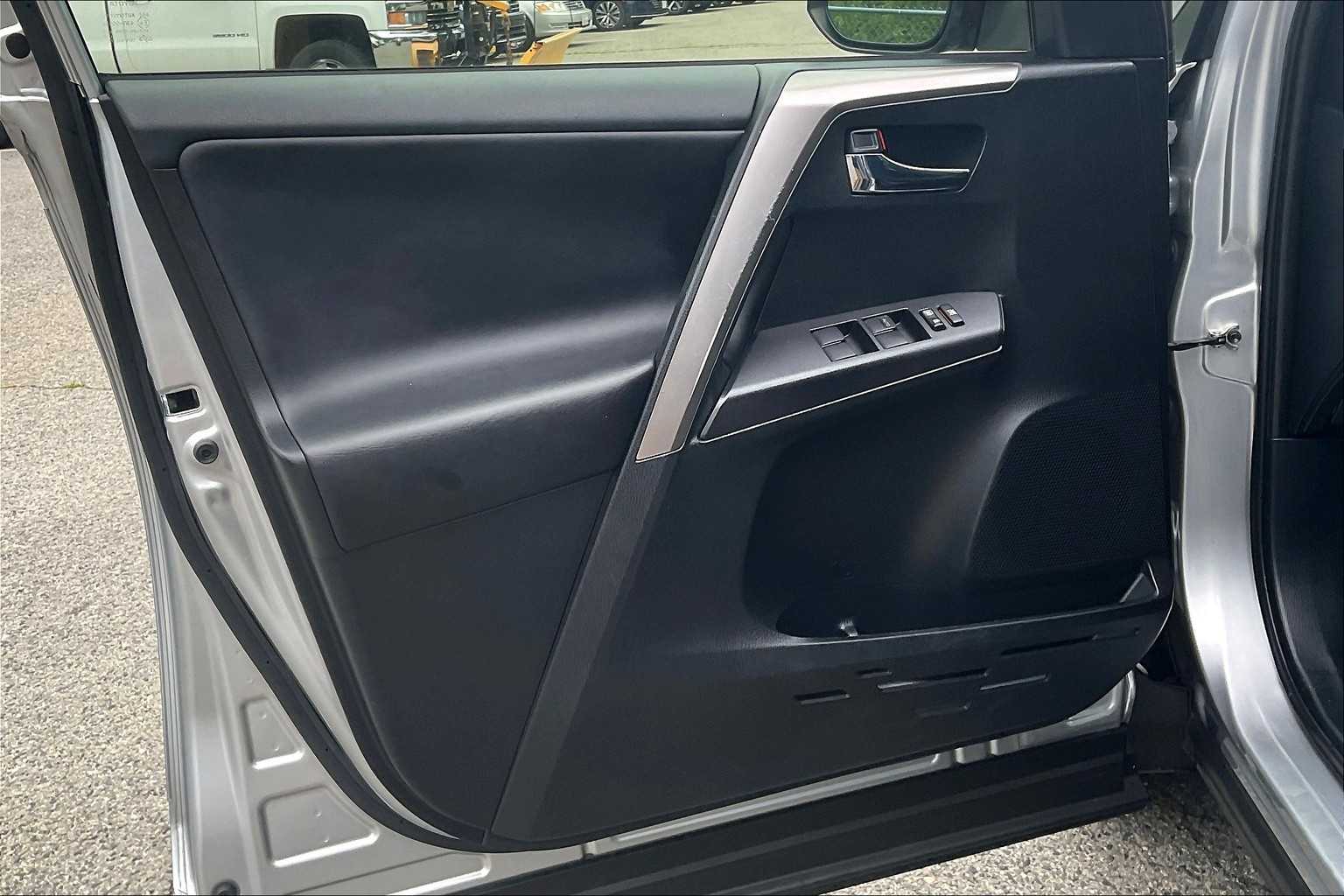 2018 Toyota RAV4 XLE - Photo 9